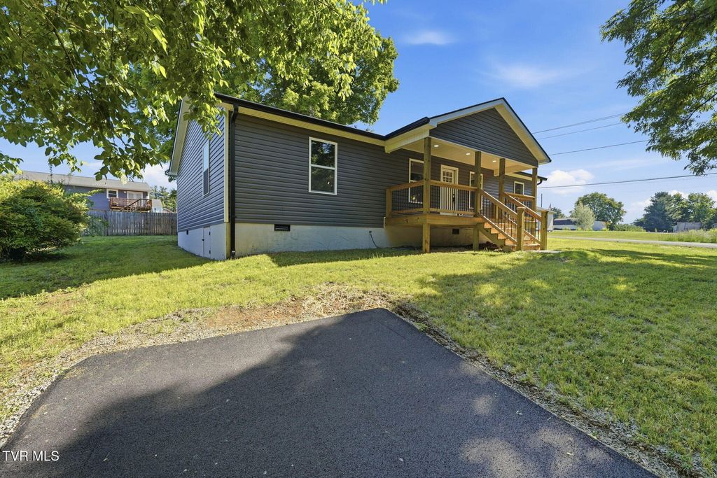 Photo of 2000 Charlotte Street, Kingsport, TN 37660 (MLS # 9995521)