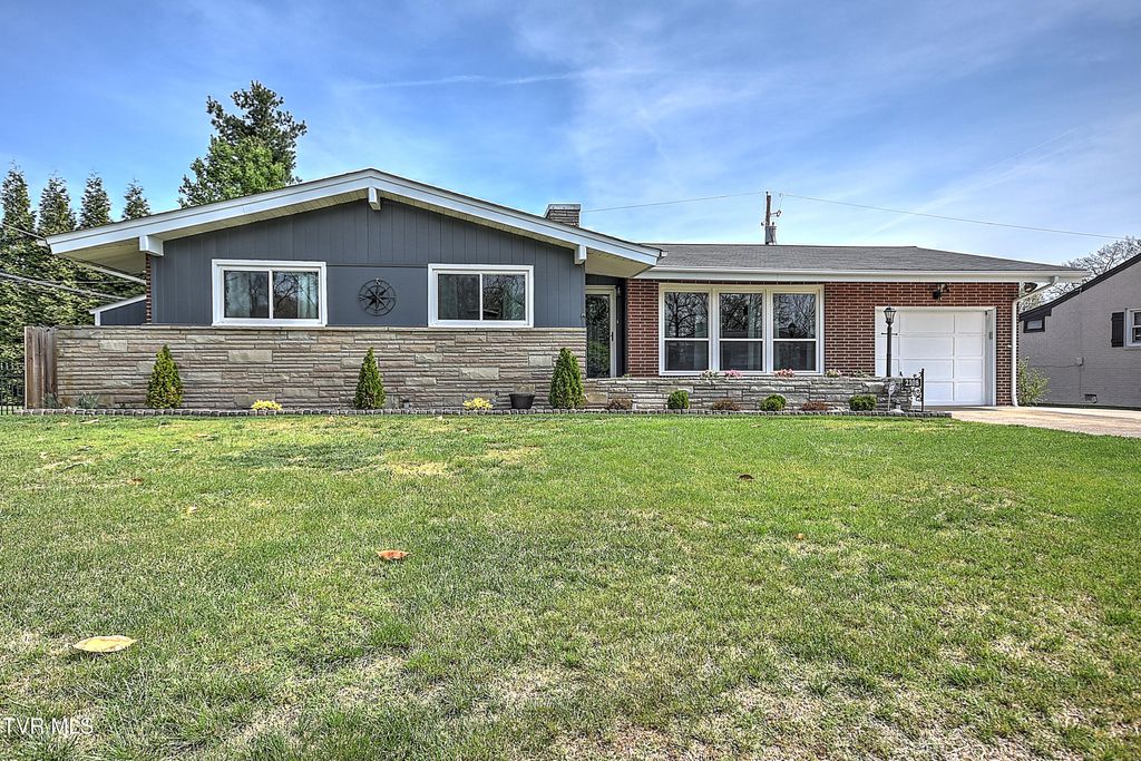 Photo of 2108 Swannanoa Avenue, Kingsport, TN 37664 (MLS # 9993610)