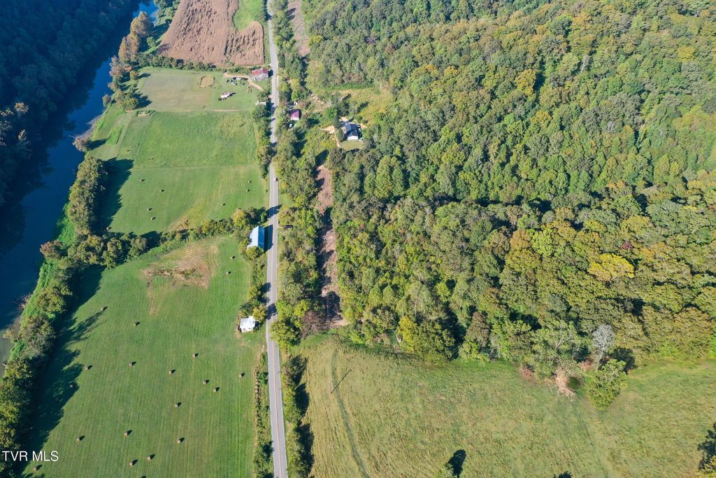 Photo of 1118 Tazewell Hwy Hwy, Sneedville, TN 37869 (MLS # 9986037)