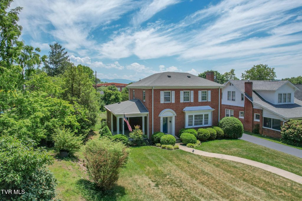 Photo of 612 Lawrence Avenue, Bristol, VA 24201 (MLS # 9995533)
