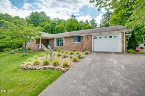 Photo of 702 Outer Drive, Rogersville, TN 37857 (MLS # 9996295)