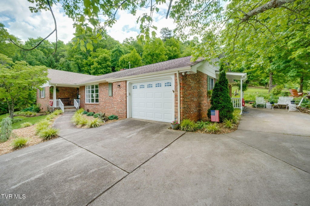 Photo of 702 Outer Drive, Rogersville, TN 37857 (MLS # 9996295)