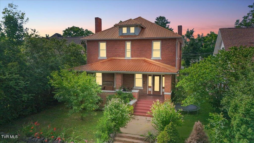 Photo of 909 Highland Avenue, Bristol, VA 24201 (MLS # 9982522)