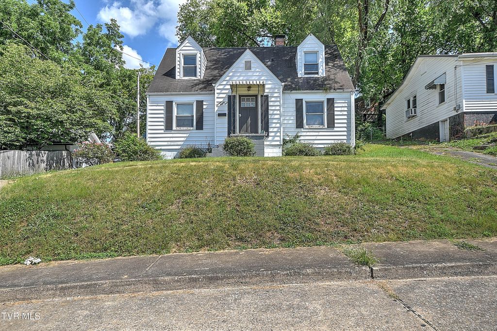 Photo of 1383 Farragut Avenue, Kingsport, TN 37664 (MLS # 9983160)