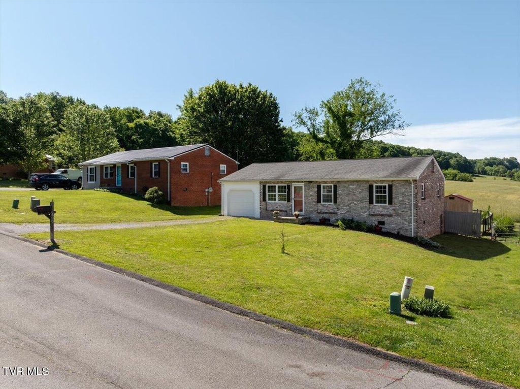 Photo of 139 Valley Pl Drive, Johnson City, TN 37615 (MLS # 9995372)