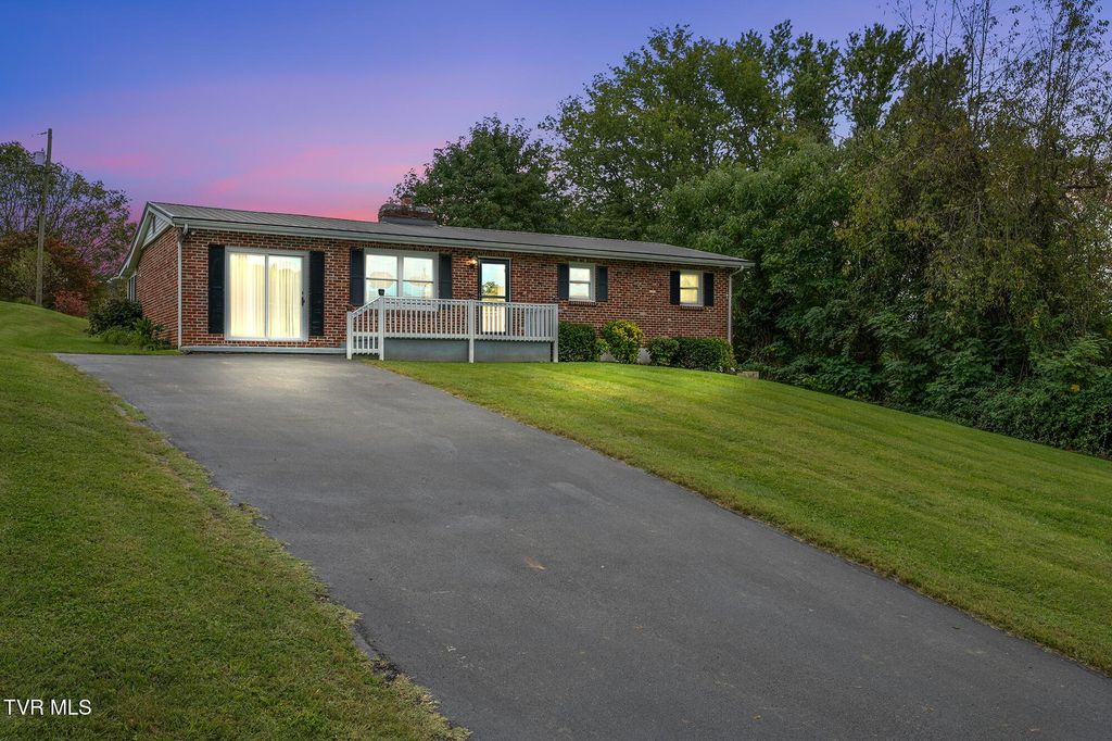 Photo of 210 Circle Road, Bristol, TN 37620 (MLS # 9986433)