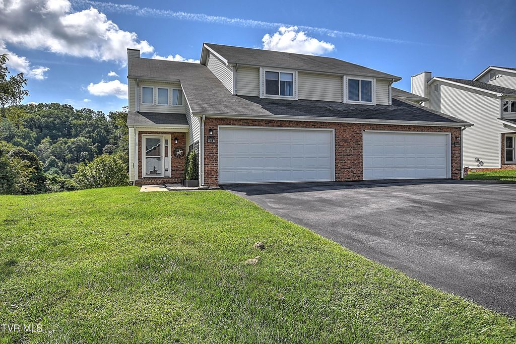 Photo of 140 Robinson Walk Drive #B, Bristol, TN 37620 (MLS # 9991955)