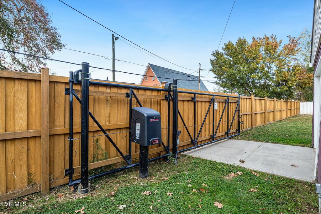 Photo of 1801 Fairoaks Road, Kingsport, TN 37664 (MLS # 9989820)