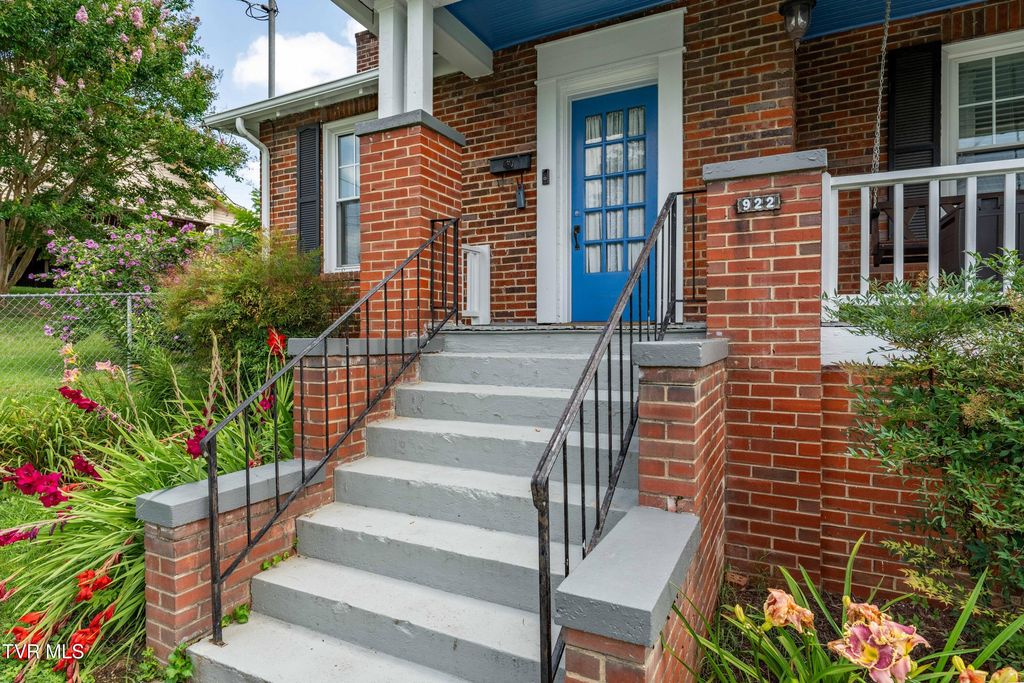 Photo of 922 Hillcrest Drive, Johnson City, TN 37604 (MLS # 9992031)