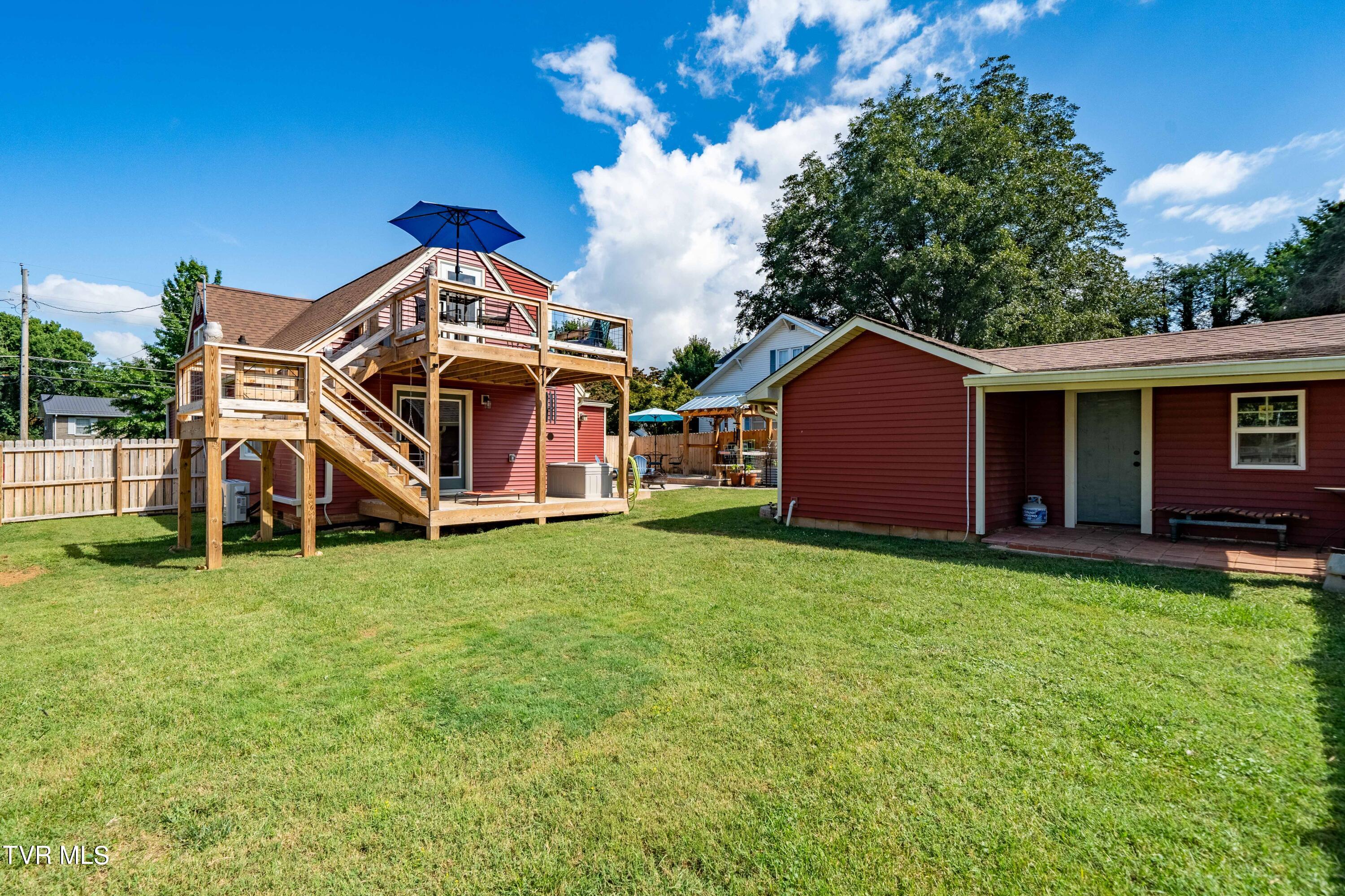 Elizabethton, Tennessee 37643, United States, 3 Bedrooms Bedrooms, ,3 BathroomsBathrooms,Residential,Pending,39218