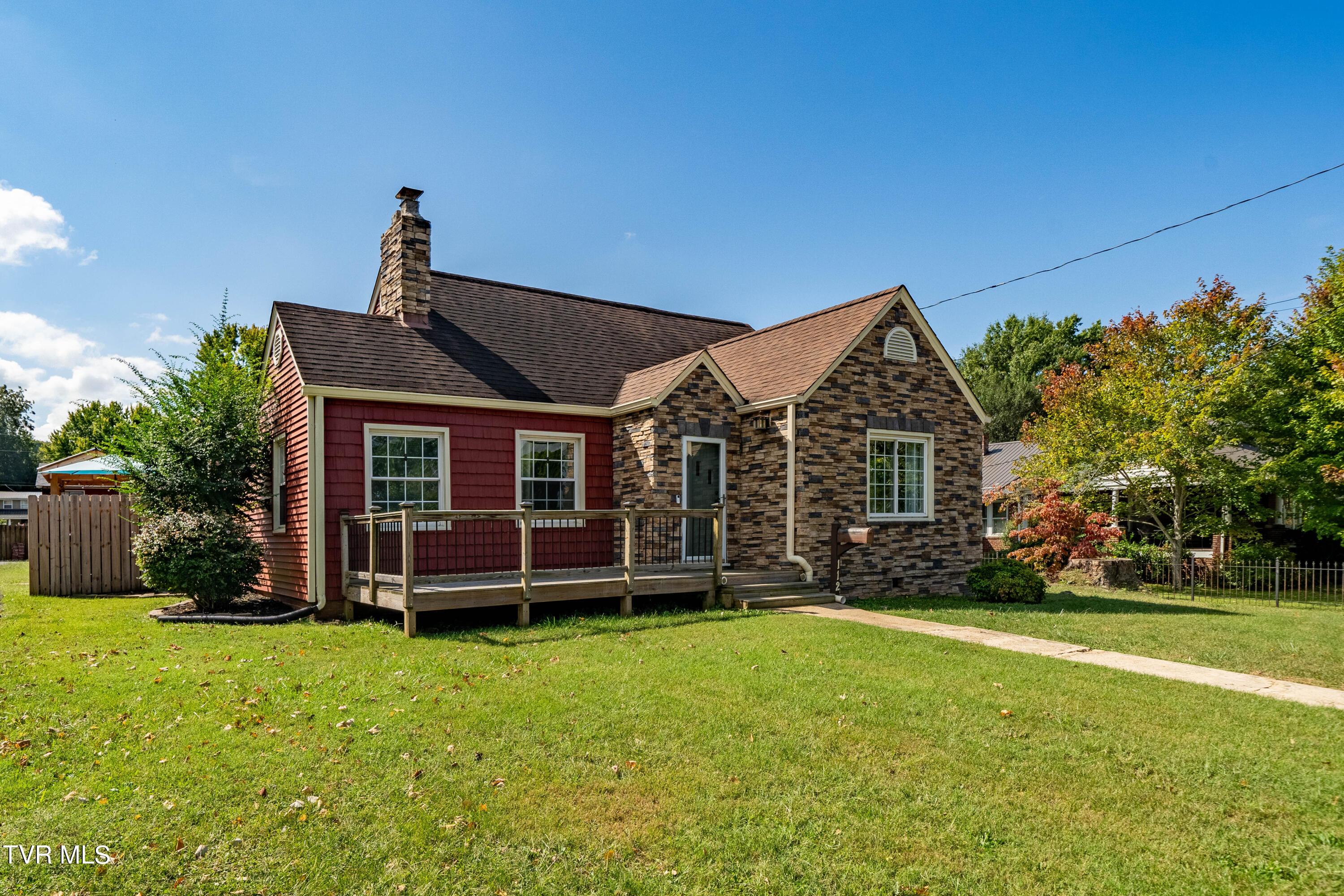 Elizabethton, Tennessee 37643, United States, 3 Bedrooms Bedrooms, ,3 BathroomsBathrooms,Residential,Pending,39218