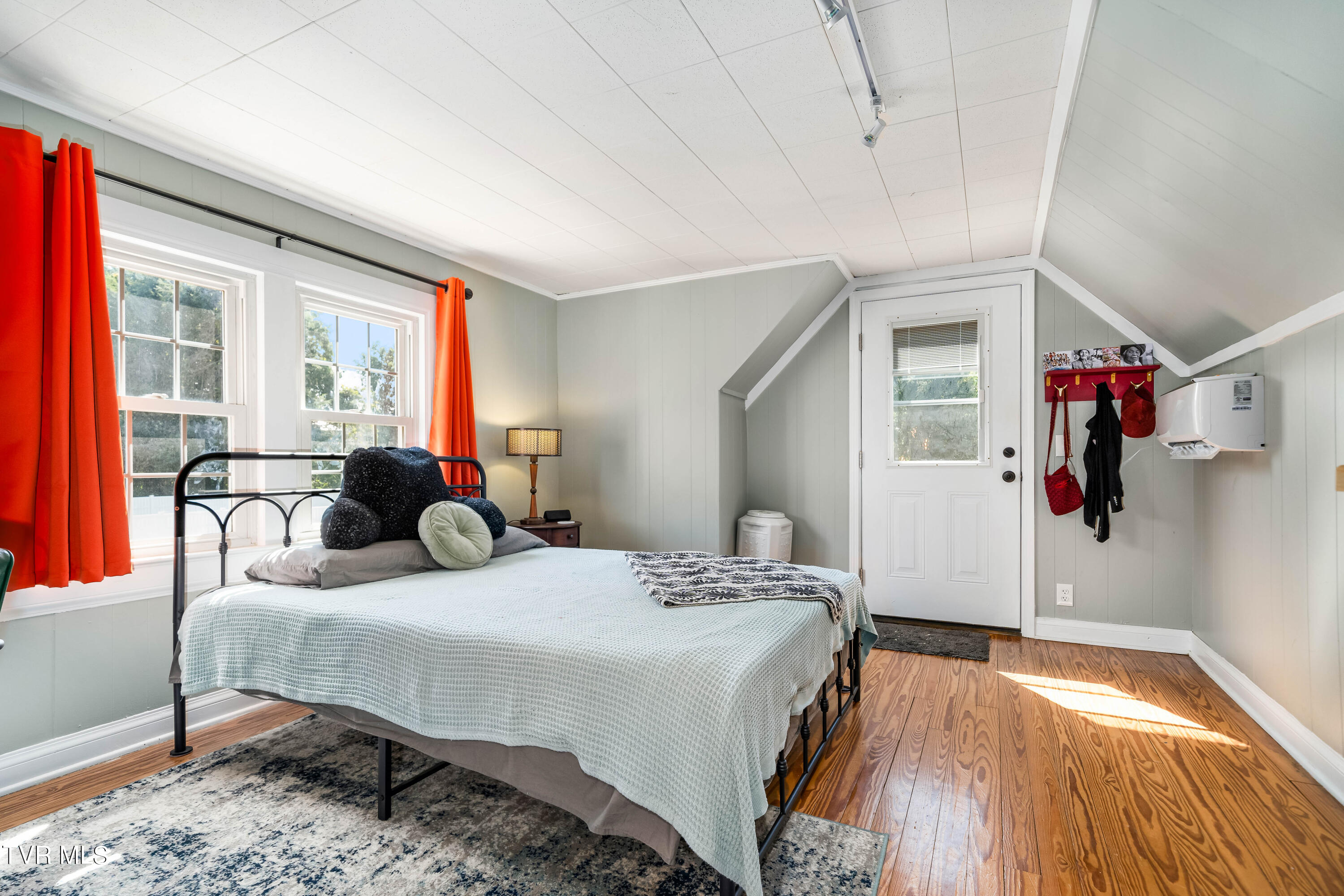 Elizabethton, Tennessee 37643, United States, 3 Bedrooms Bedrooms, ,3 BathroomsBathrooms,Residential,Pending,39218