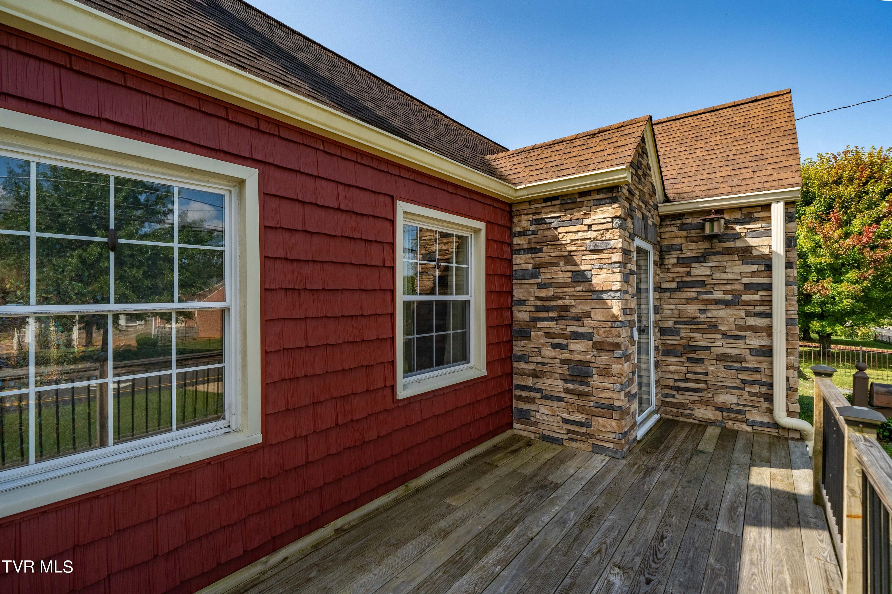 Elizabethton, Tennessee 37643, United States, 3 Bedrooms Bedrooms, ,3 BathroomsBathrooms,Residential,Pending,39218