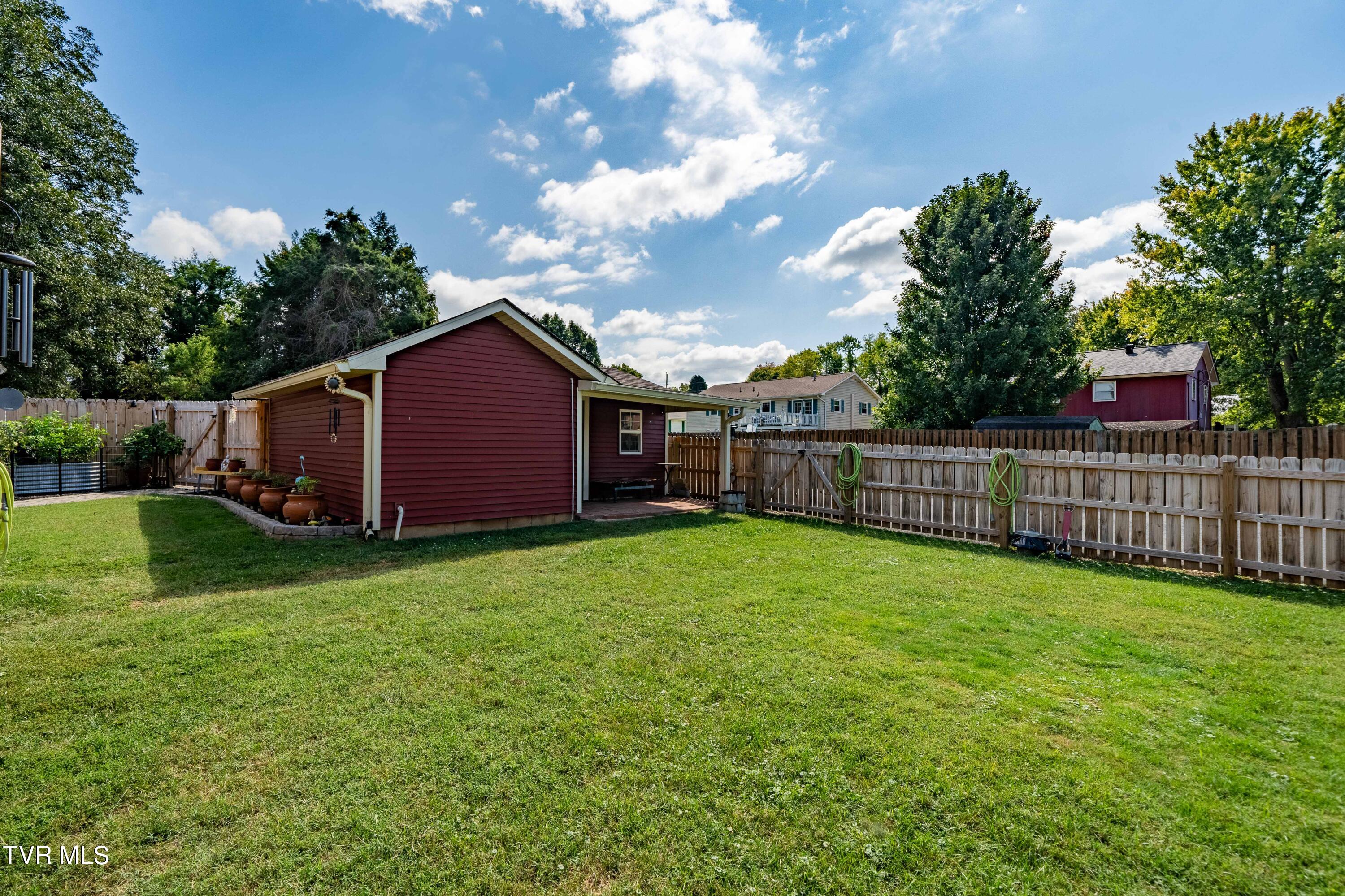 Elizabethton, Tennessee 37643, United States, 3 Bedrooms Bedrooms, ,3 BathroomsBathrooms,Residential,Pending,39218