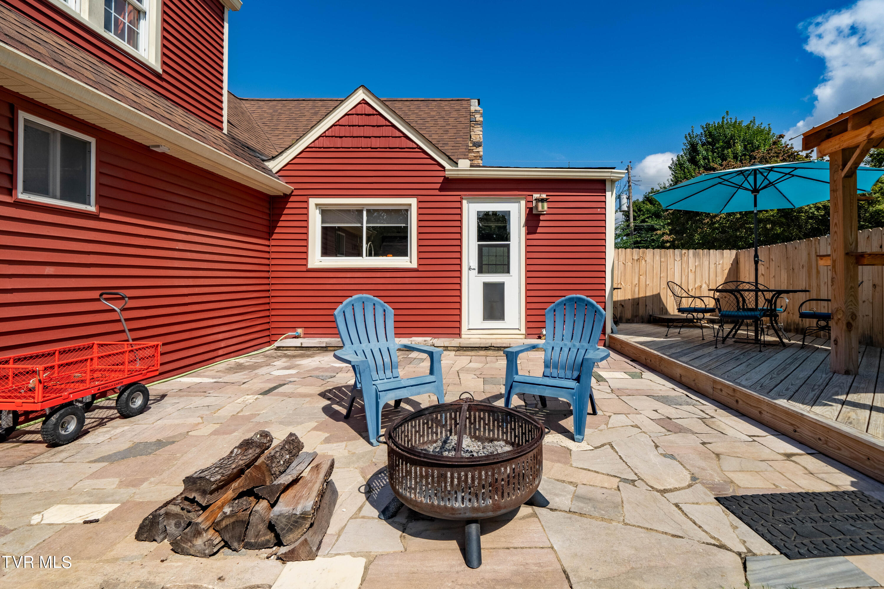 Elizabethton, Tennessee 37643, United States, 3 Bedrooms Bedrooms, ,3 BathroomsBathrooms,Residential,Pending,39218