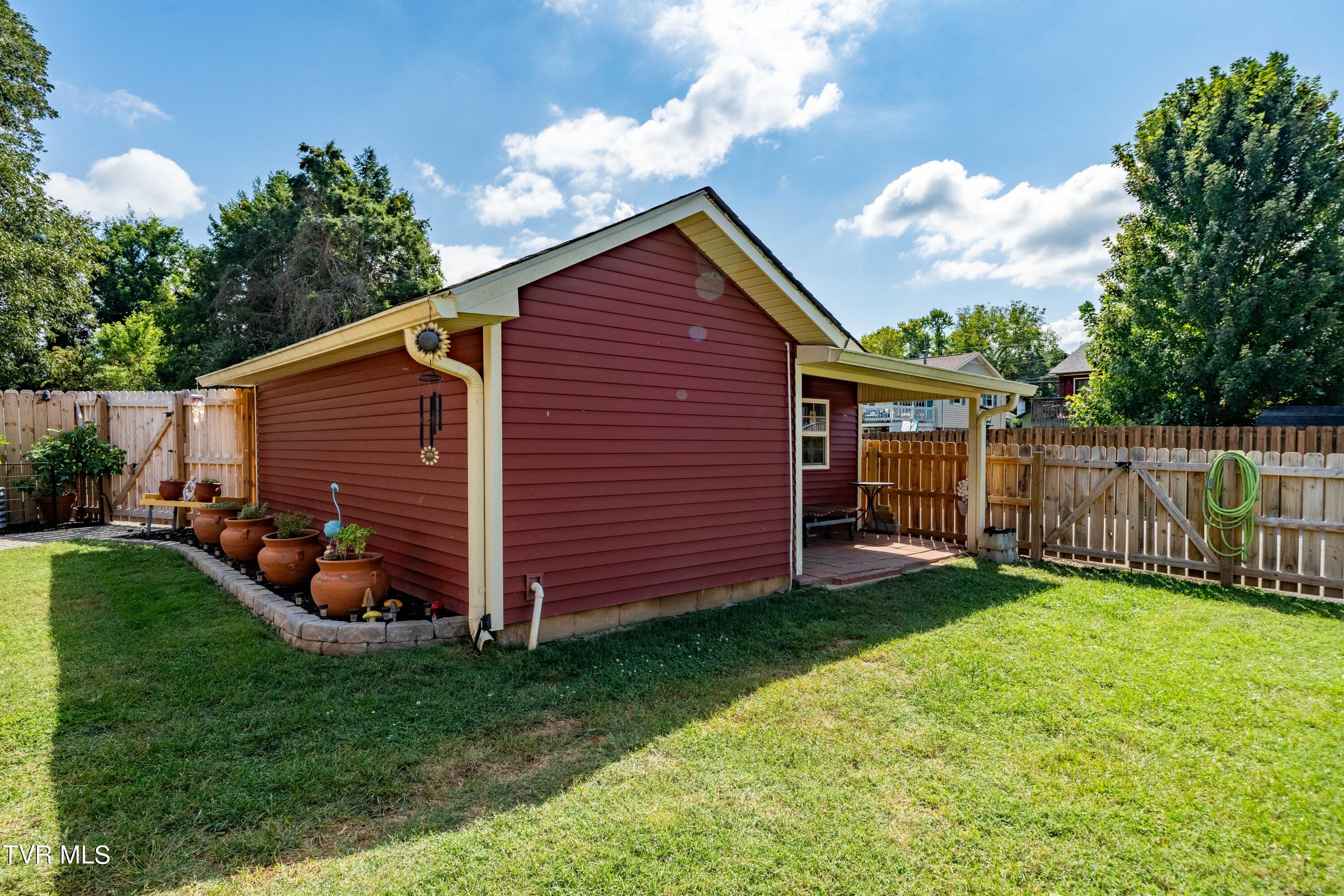 Elizabethton, Tennessee 37643, United States, 3 Bedrooms Bedrooms, ,3 BathroomsBathrooms,Residential,Pending,39218