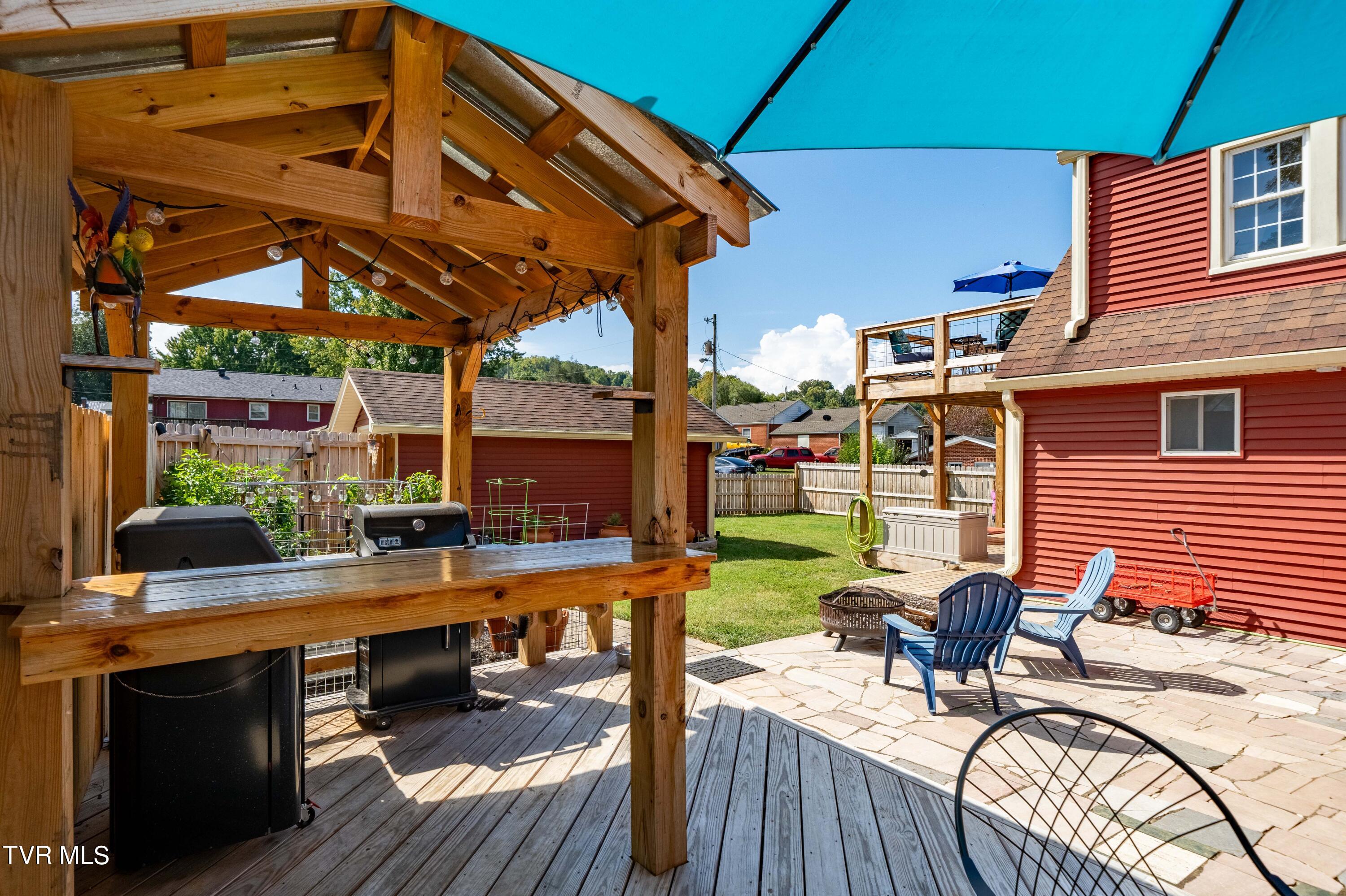 Elizabethton, Tennessee 37643, United States, 3 Bedrooms Bedrooms, ,3 BathroomsBathrooms,Residential,Pending,39218