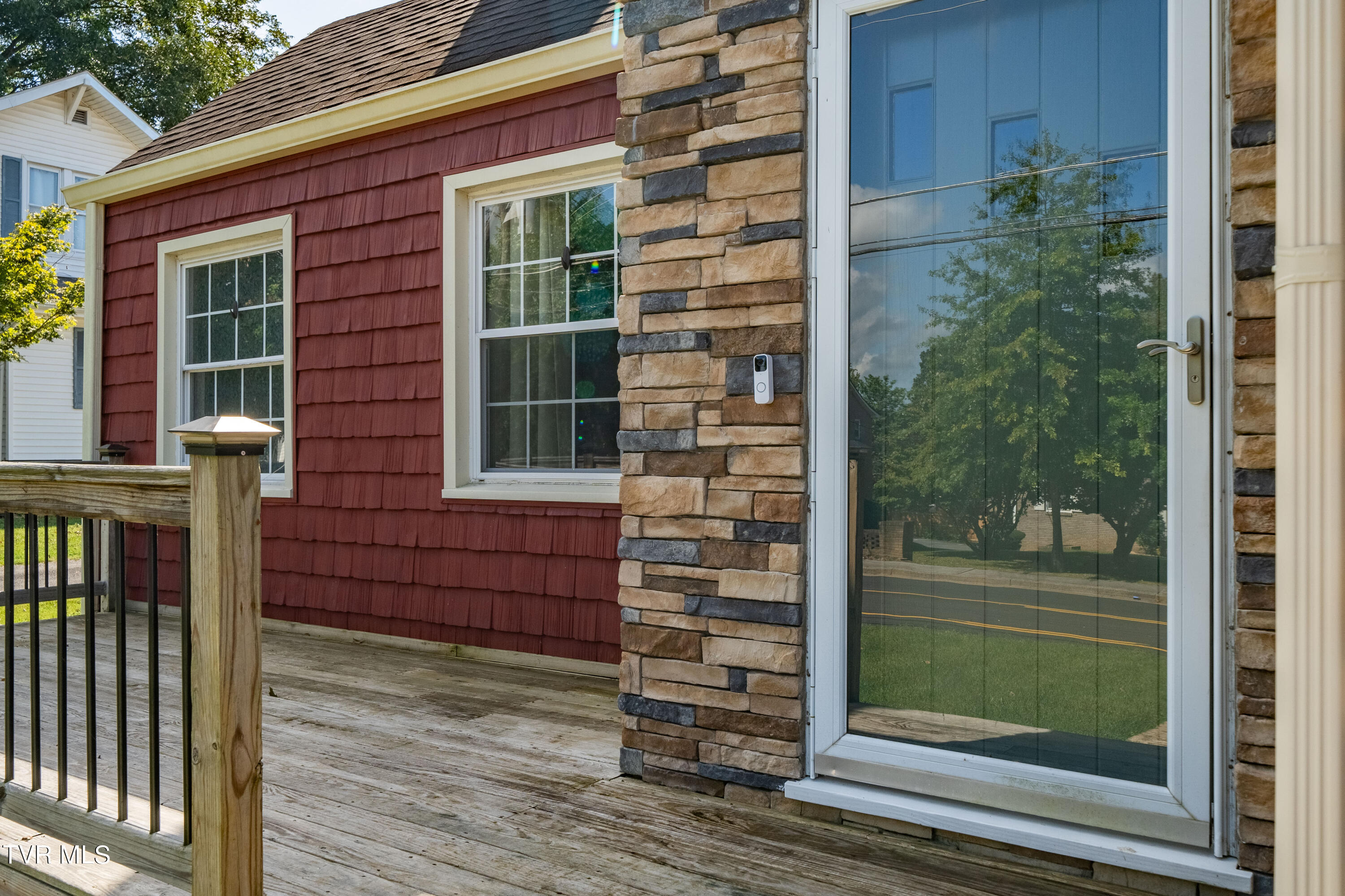 Elizabethton, Tennessee 37643, United States, 3 Bedrooms Bedrooms, ,3 BathroomsBathrooms,Residential,Pending,39218