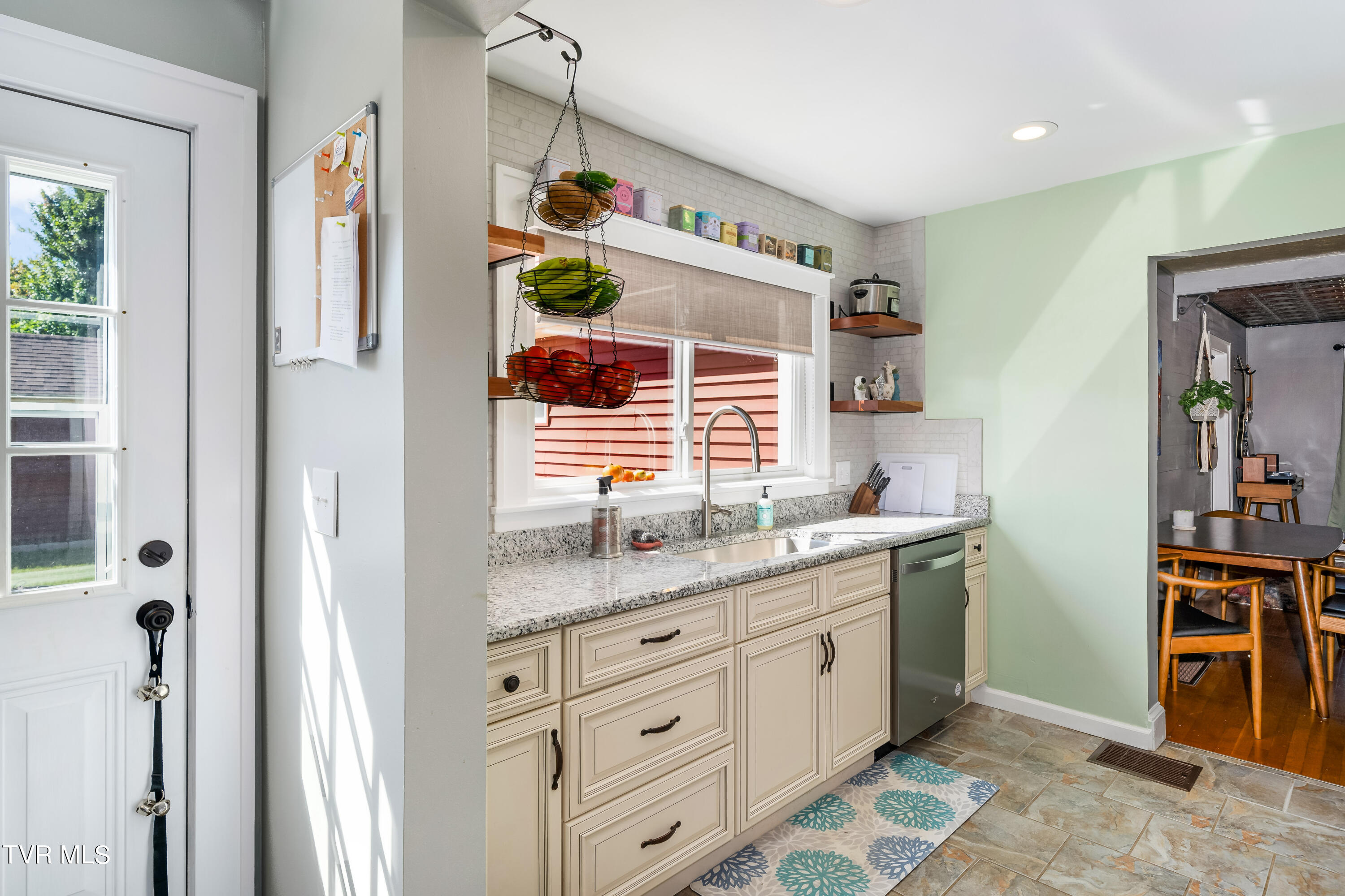 Elizabethton, Tennessee 37643, United States, 3 Bedrooms Bedrooms, ,3 BathroomsBathrooms,Residential,Pending,39218