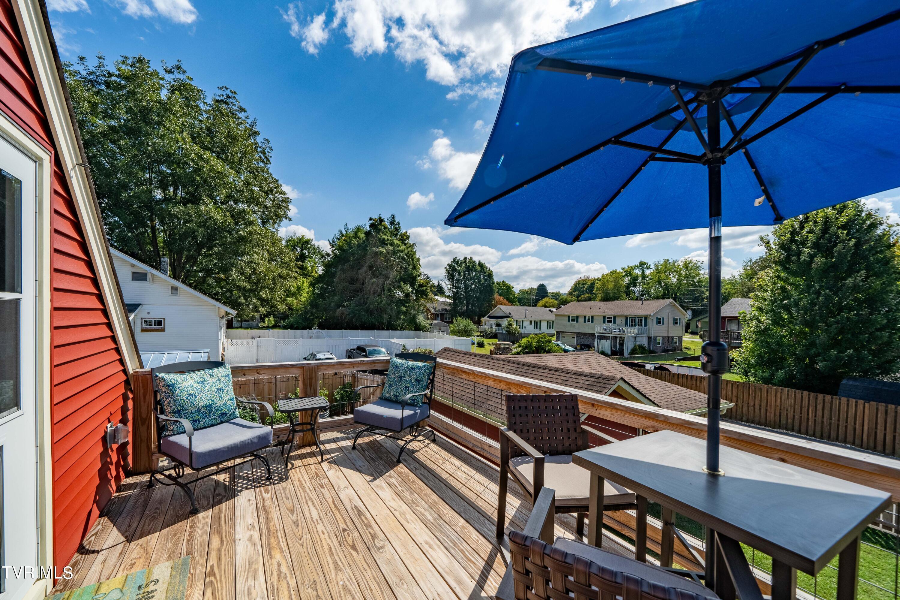 Elizabethton, Tennessee 37643, United States, 3 Bedrooms Bedrooms, ,3 BathroomsBathrooms,Residential,Pending,39218