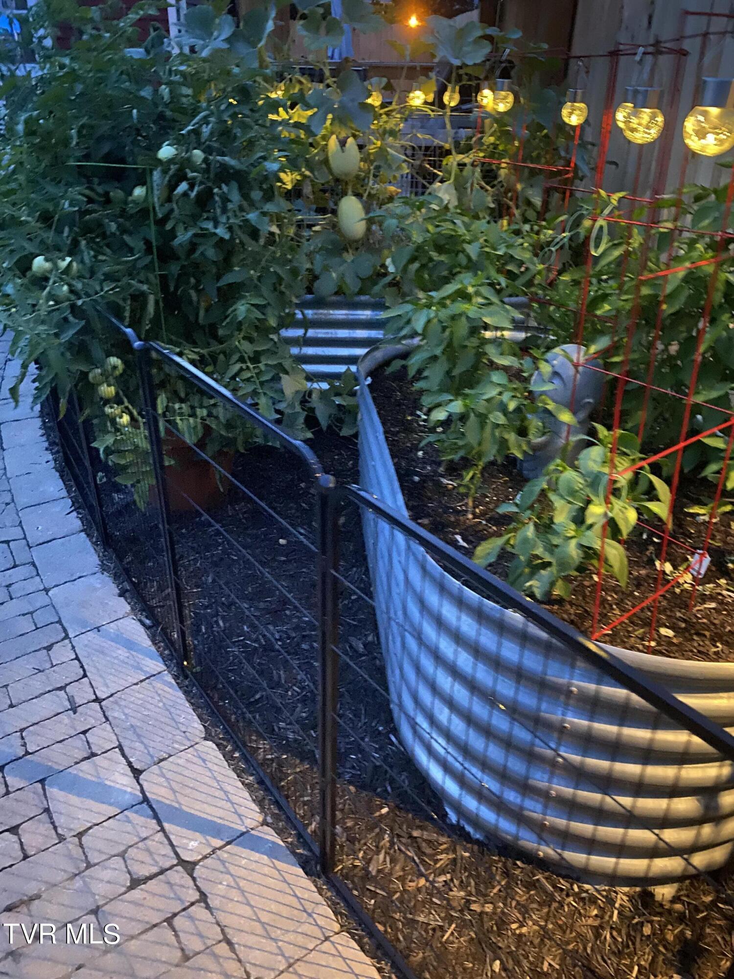 Elizabethton, Tennessee 37643, United States, 3 Bedrooms Bedrooms, ,3 BathroomsBathrooms,Residential,Pending,39218