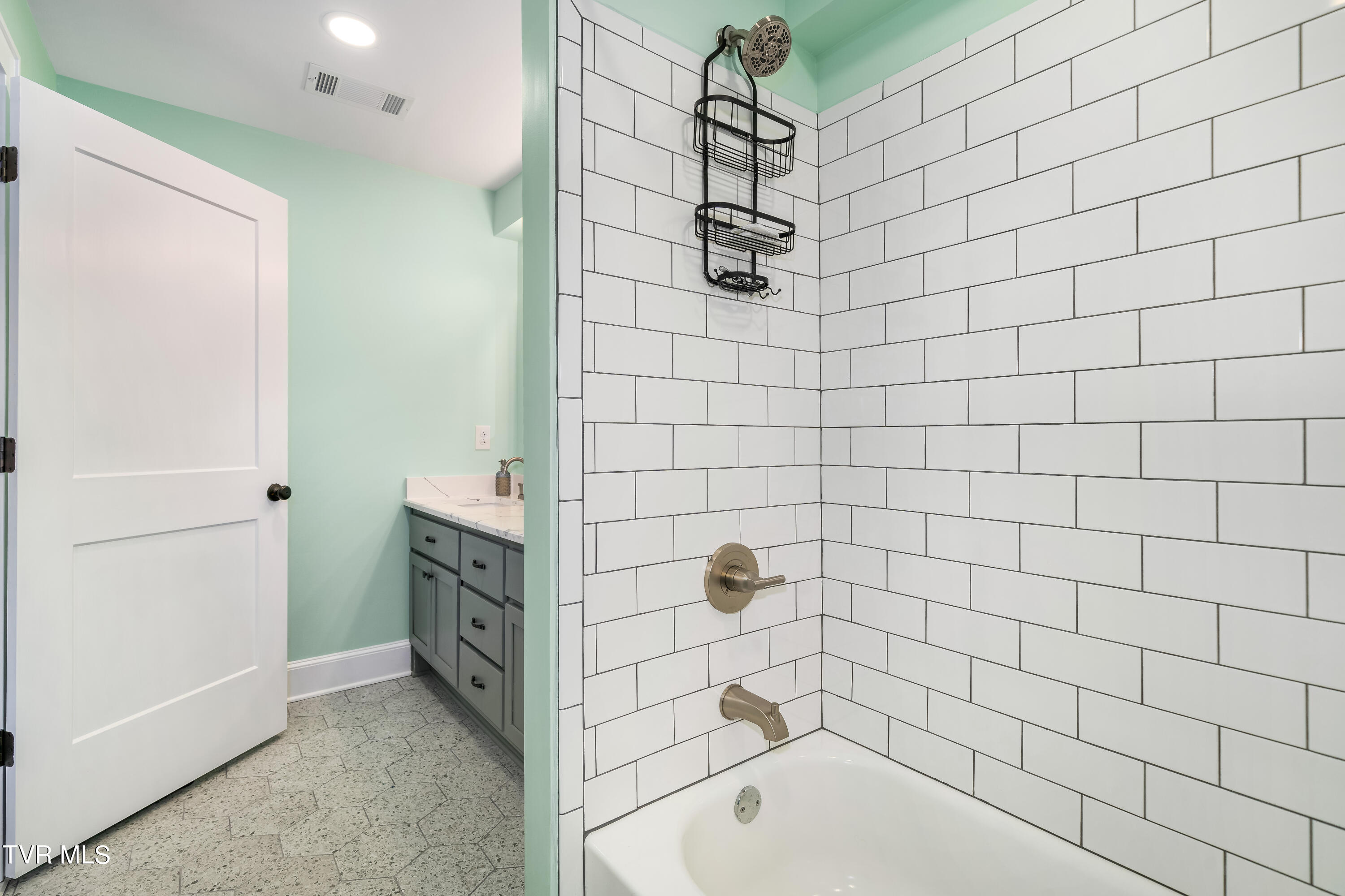 Elizabethton, Tennessee 37643, United States, 3 Bedrooms Bedrooms, ,3 BathroomsBathrooms,Residential,Pending,39218