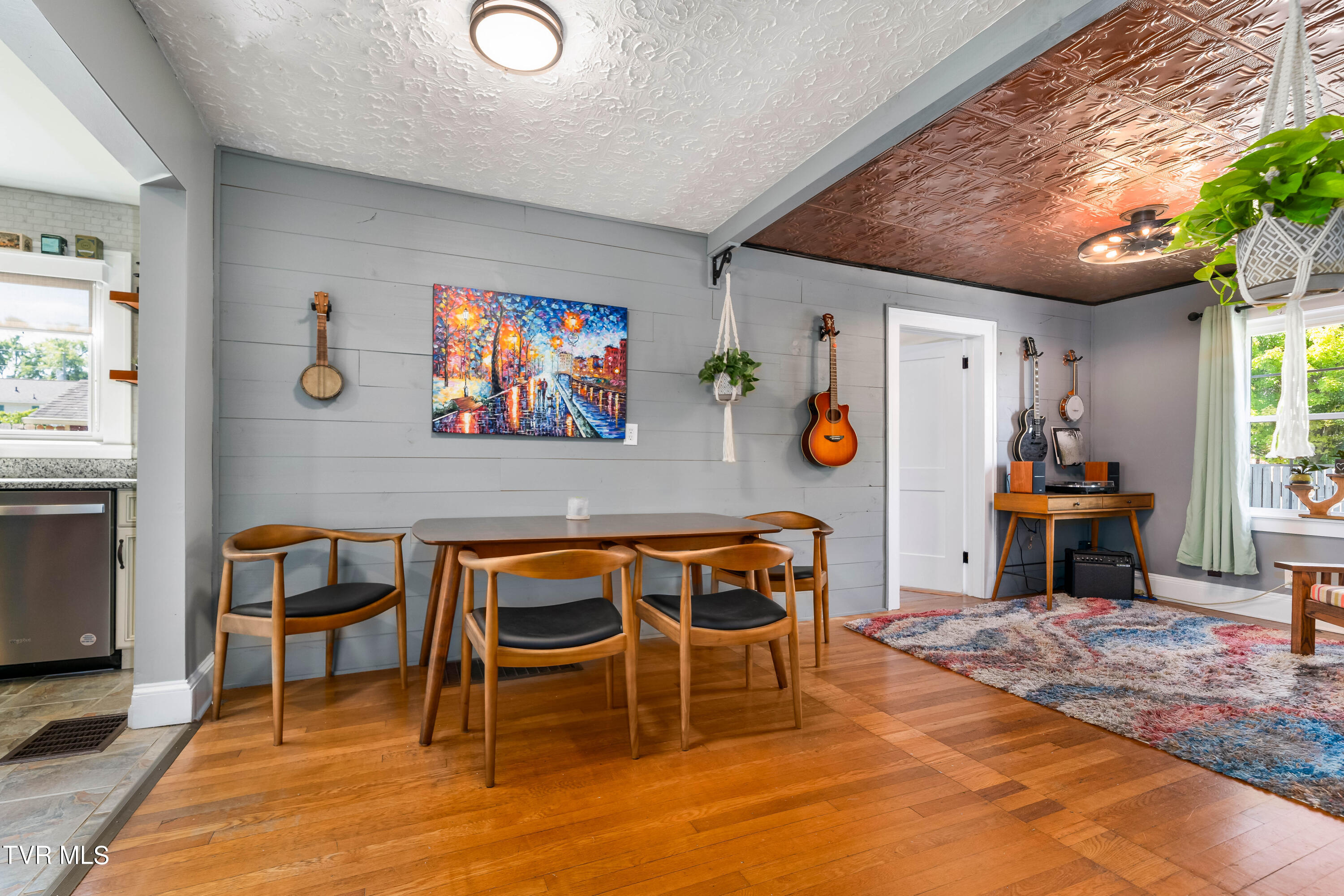 Elizabethton, Tennessee 37643, United States, 3 Bedrooms Bedrooms, ,3 BathroomsBathrooms,Residential,Pending,39218