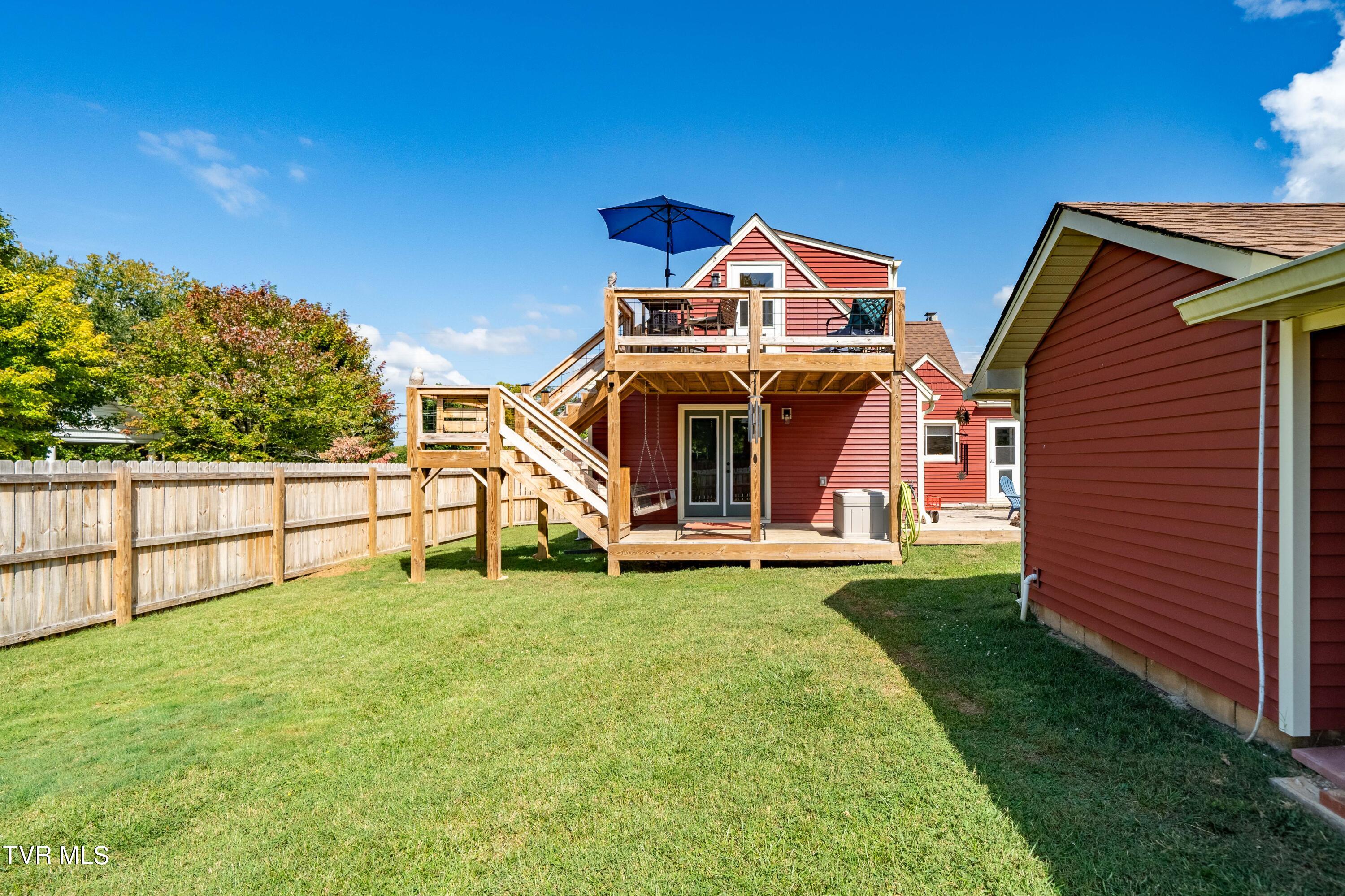 Elizabethton, Tennessee 37643, United States, 3 Bedrooms Bedrooms, ,3 BathroomsBathrooms,Residential,Pending,39218