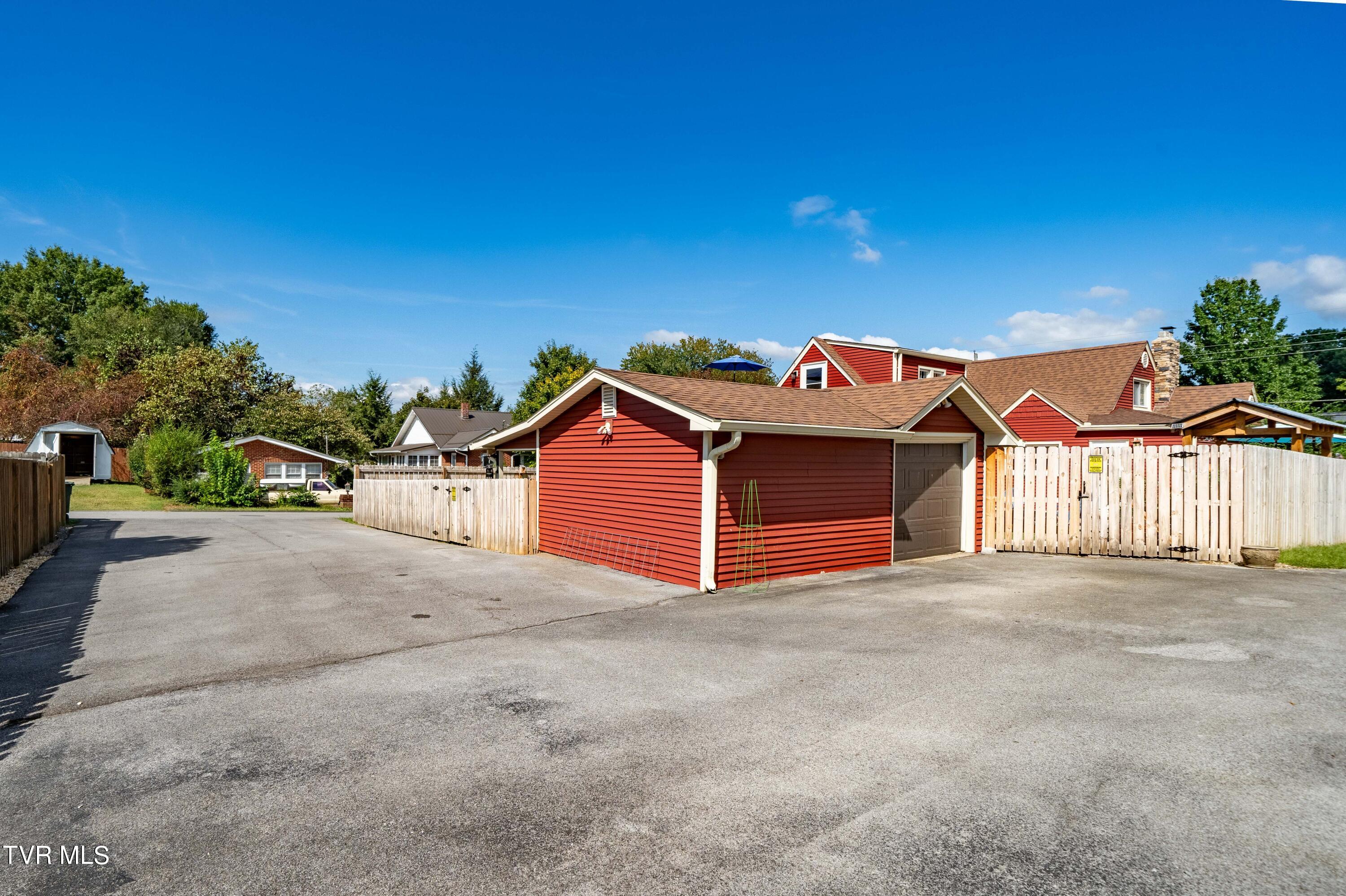 Elizabethton, Tennessee 37643, United States, 3 Bedrooms Bedrooms, ,3 BathroomsBathrooms,Residential,Pending,39218