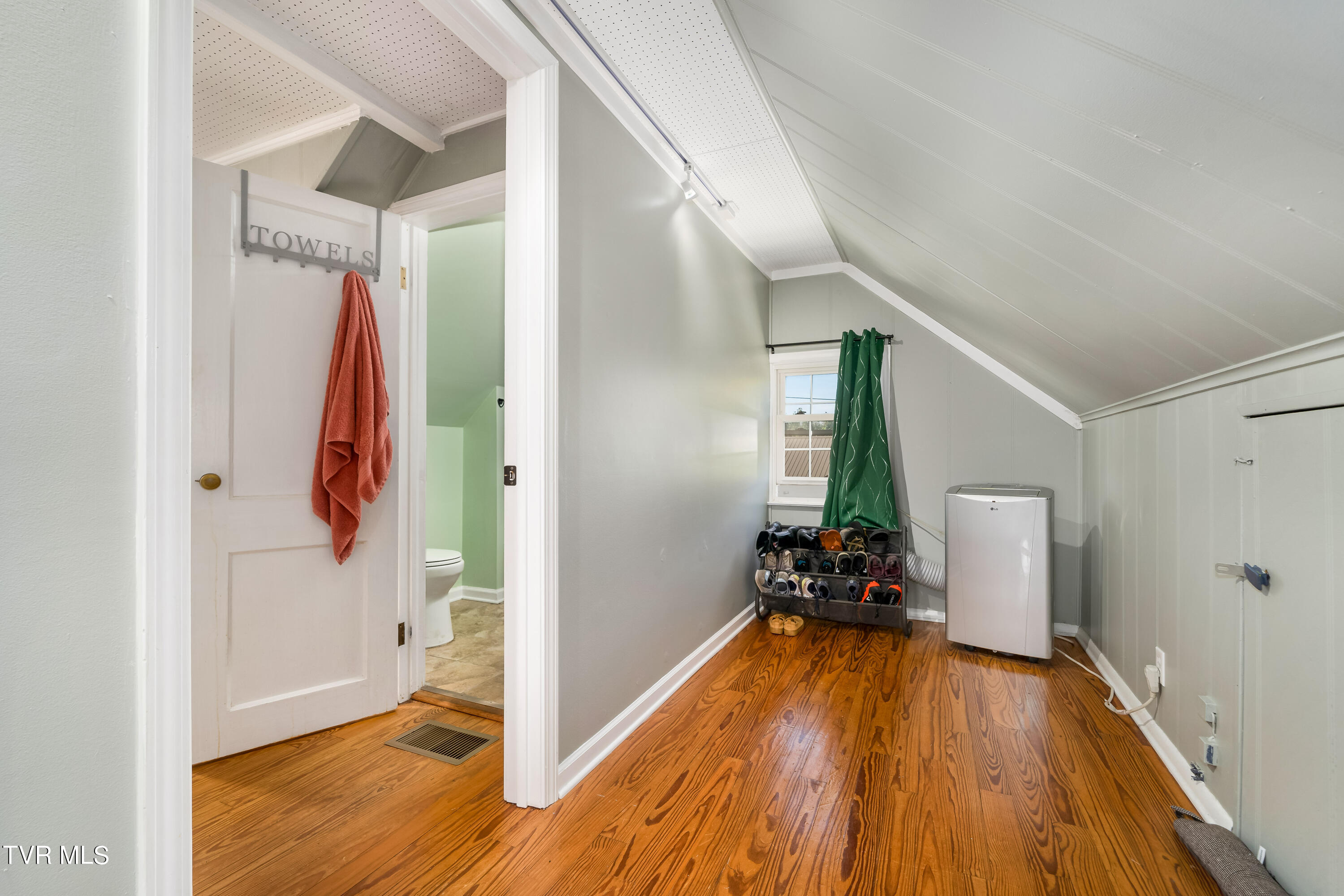 Elizabethton, Tennessee 37643, United States, 3 Bedrooms Bedrooms, ,3 BathroomsBathrooms,Residential,Pending,39218