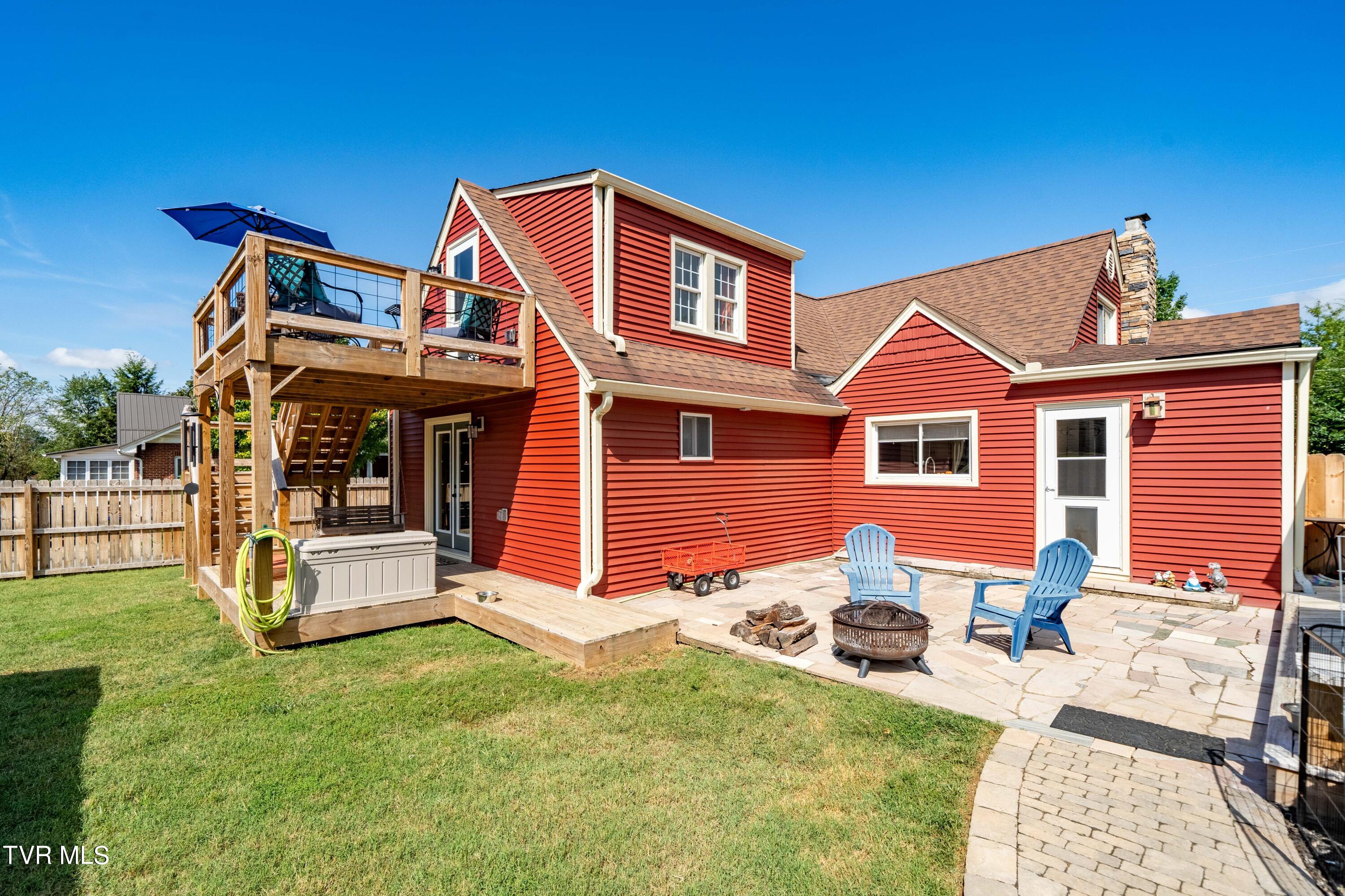 Elizabethton, Tennessee 37643, United States, 3 Bedrooms Bedrooms, ,3 BathroomsBathrooms,Residential,Pending,39218