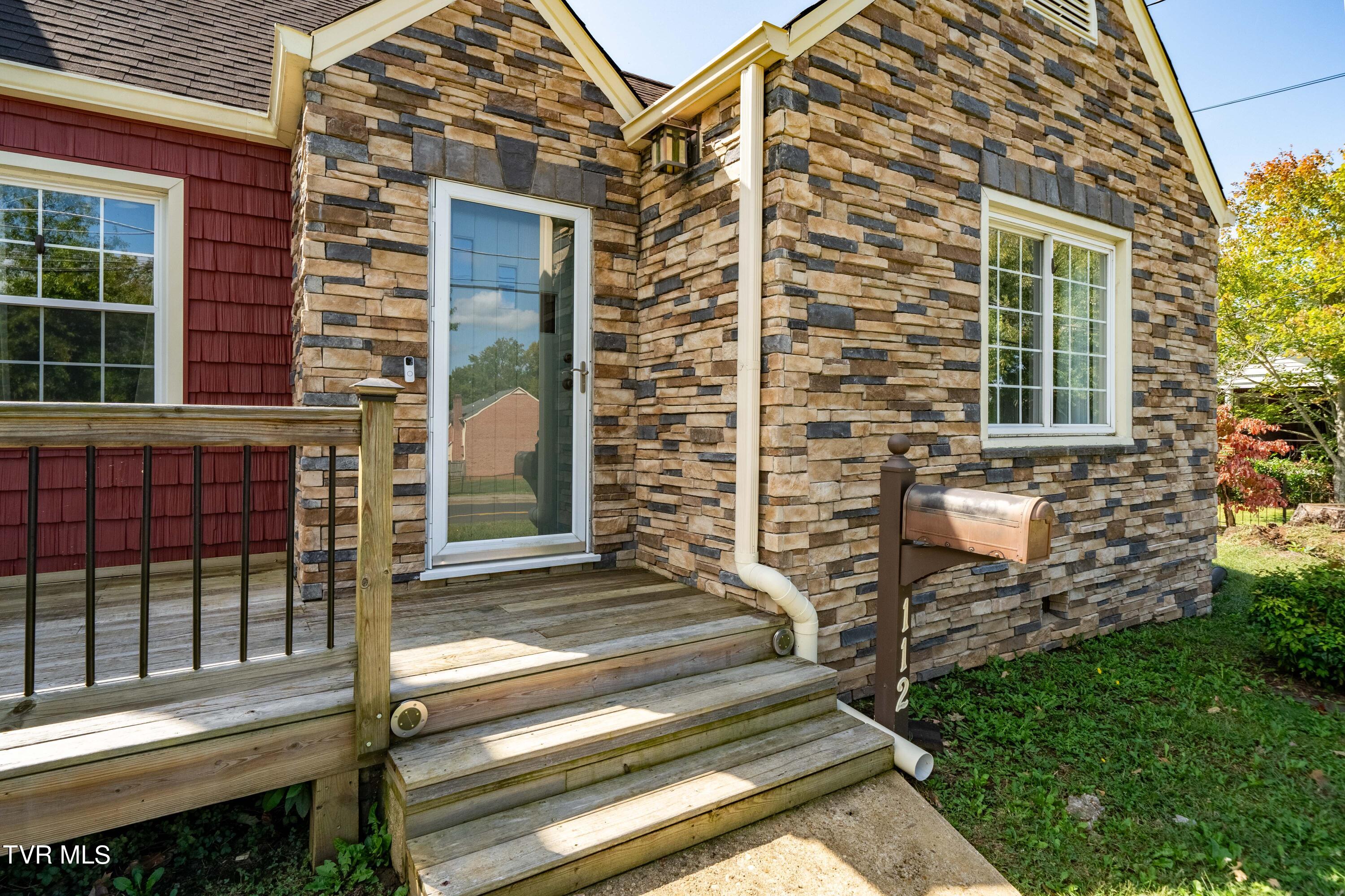 Elizabethton, Tennessee 37643, United States, 3 Bedrooms Bedrooms, ,3 BathroomsBathrooms,Residential,Pending,39218