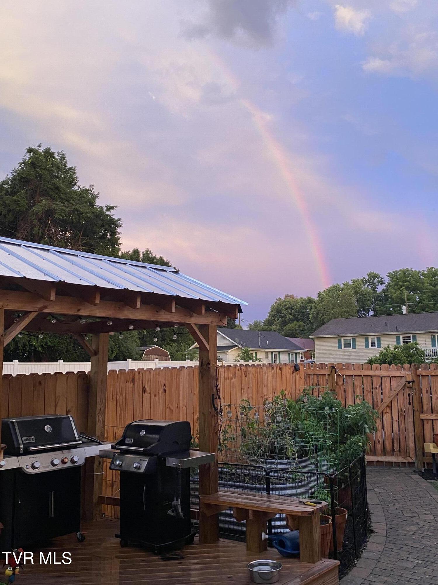 Elizabethton, Tennessee 37643, United States, 3 Bedrooms Bedrooms, ,3 BathroomsBathrooms,Residential,Pending,39218