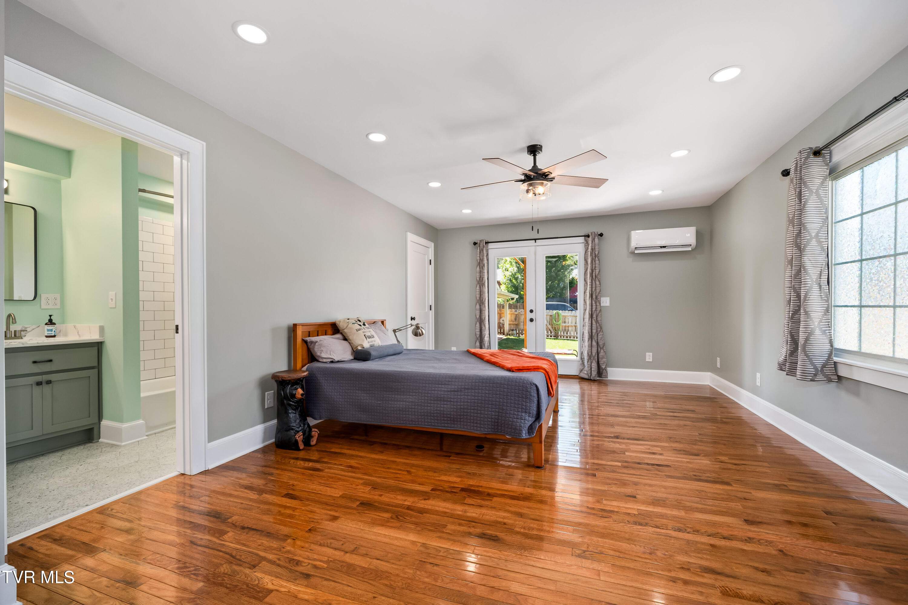 Elizabethton, Tennessee 37643, United States, 3 Bedrooms Bedrooms, ,3 BathroomsBathrooms,Residential,Pending,39218