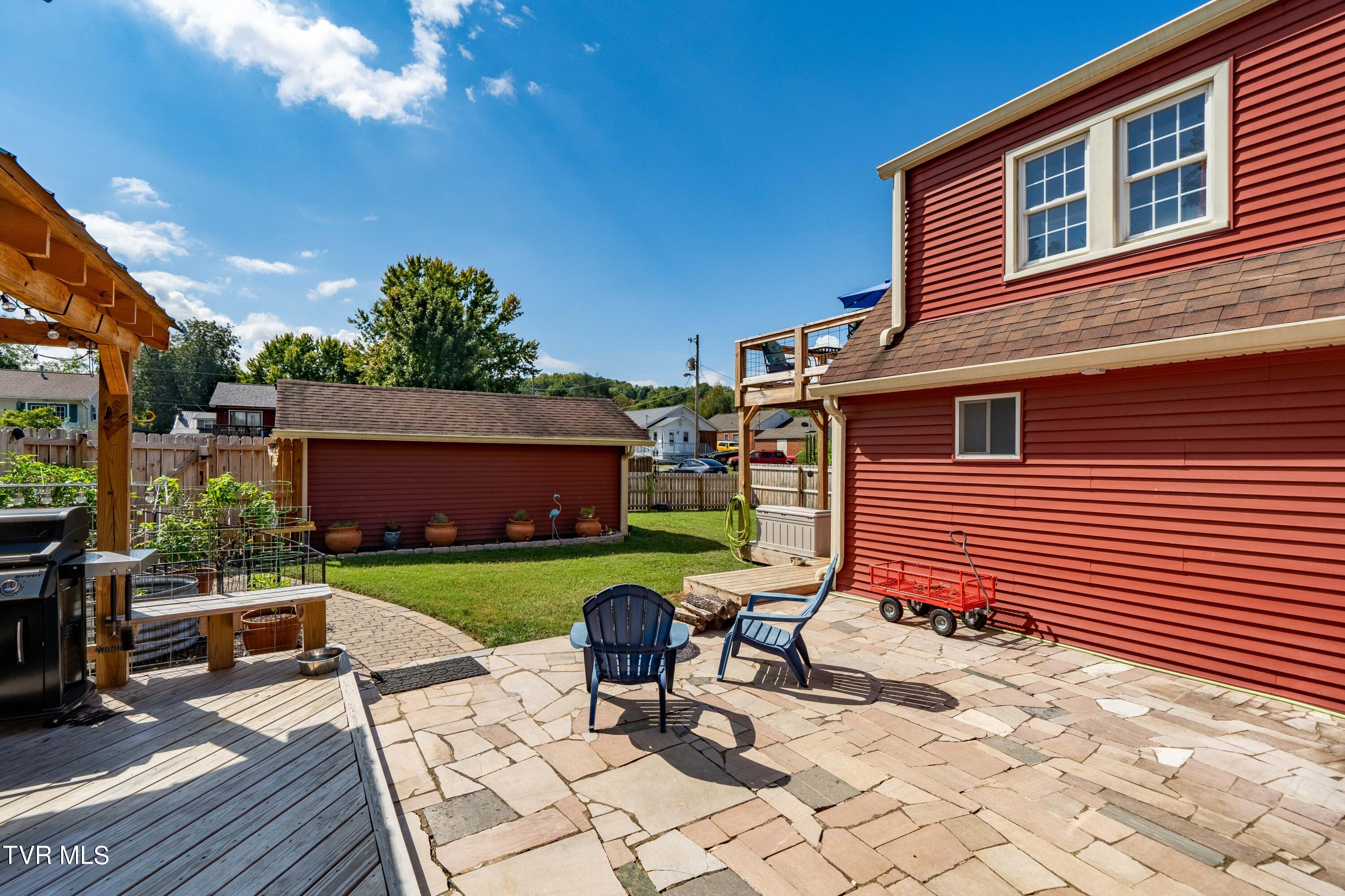 Elizabethton, Tennessee 37643, United States, 3 Bedrooms Bedrooms, ,3 BathroomsBathrooms,Residential,Pending,39218