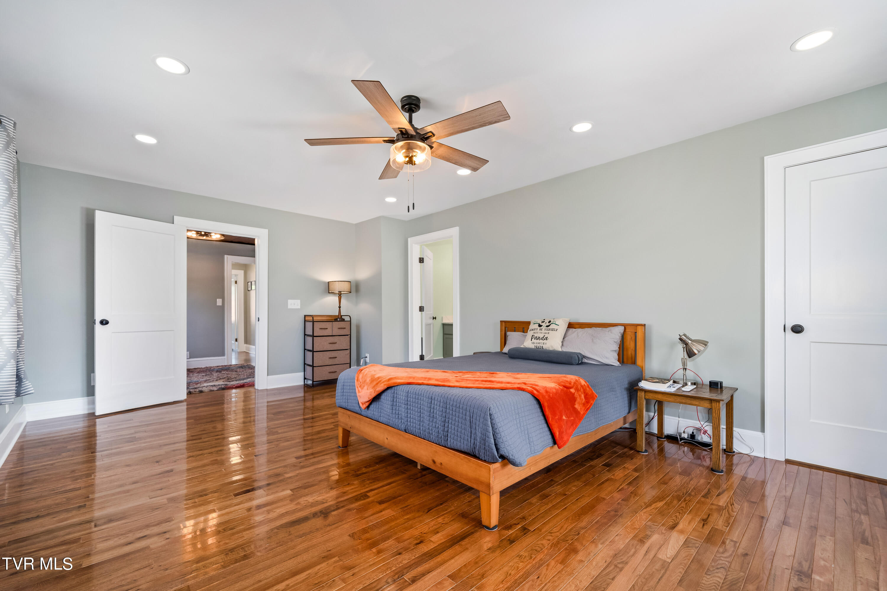 Elizabethton, Tennessee 37643, United States, 3 Bedrooms Bedrooms, ,3 BathroomsBathrooms,Residential,Pending,39218