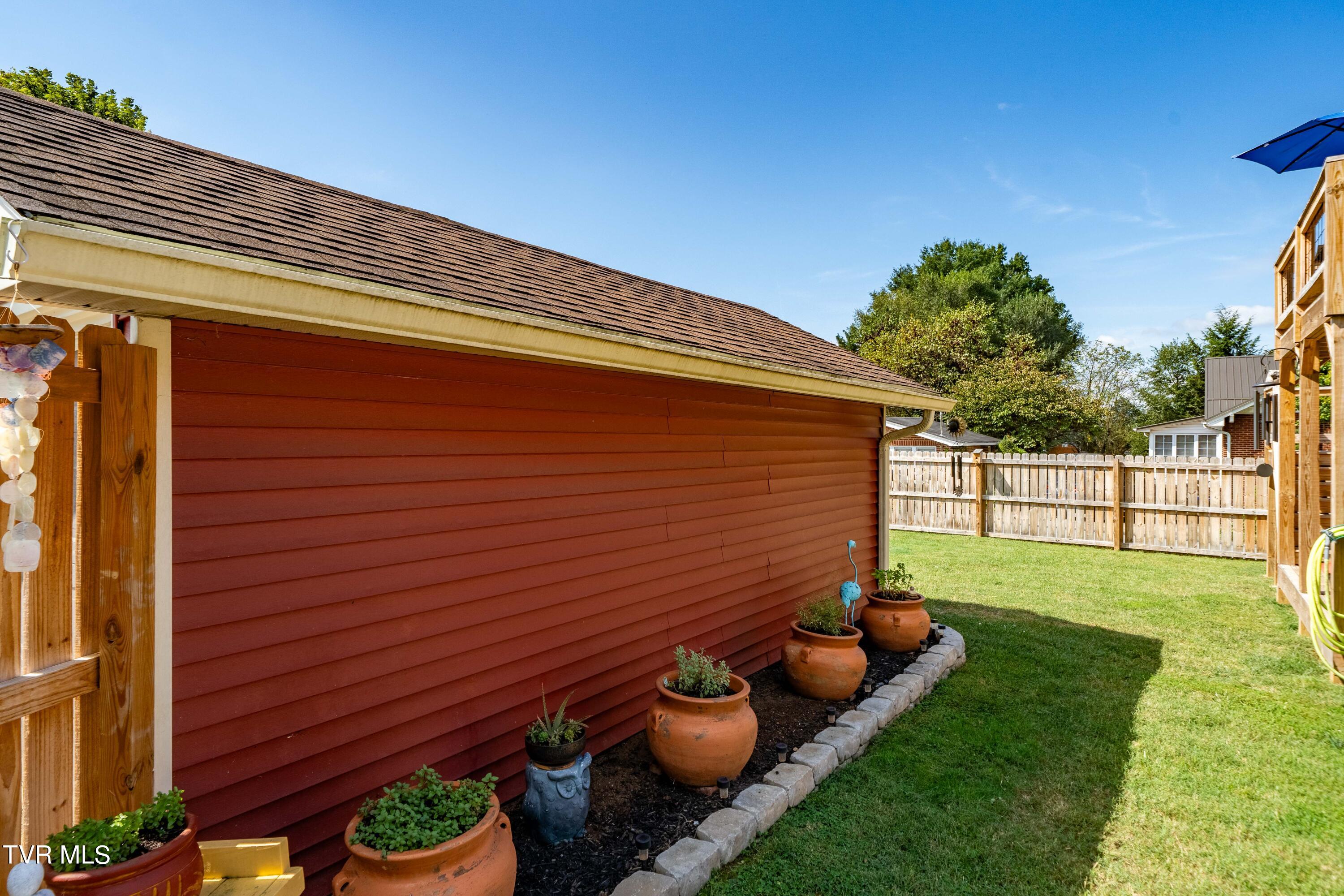 Elizabethton, Tennessee 37643, United States, 3 Bedrooms Bedrooms, ,3 BathroomsBathrooms,Residential,Pending,39218