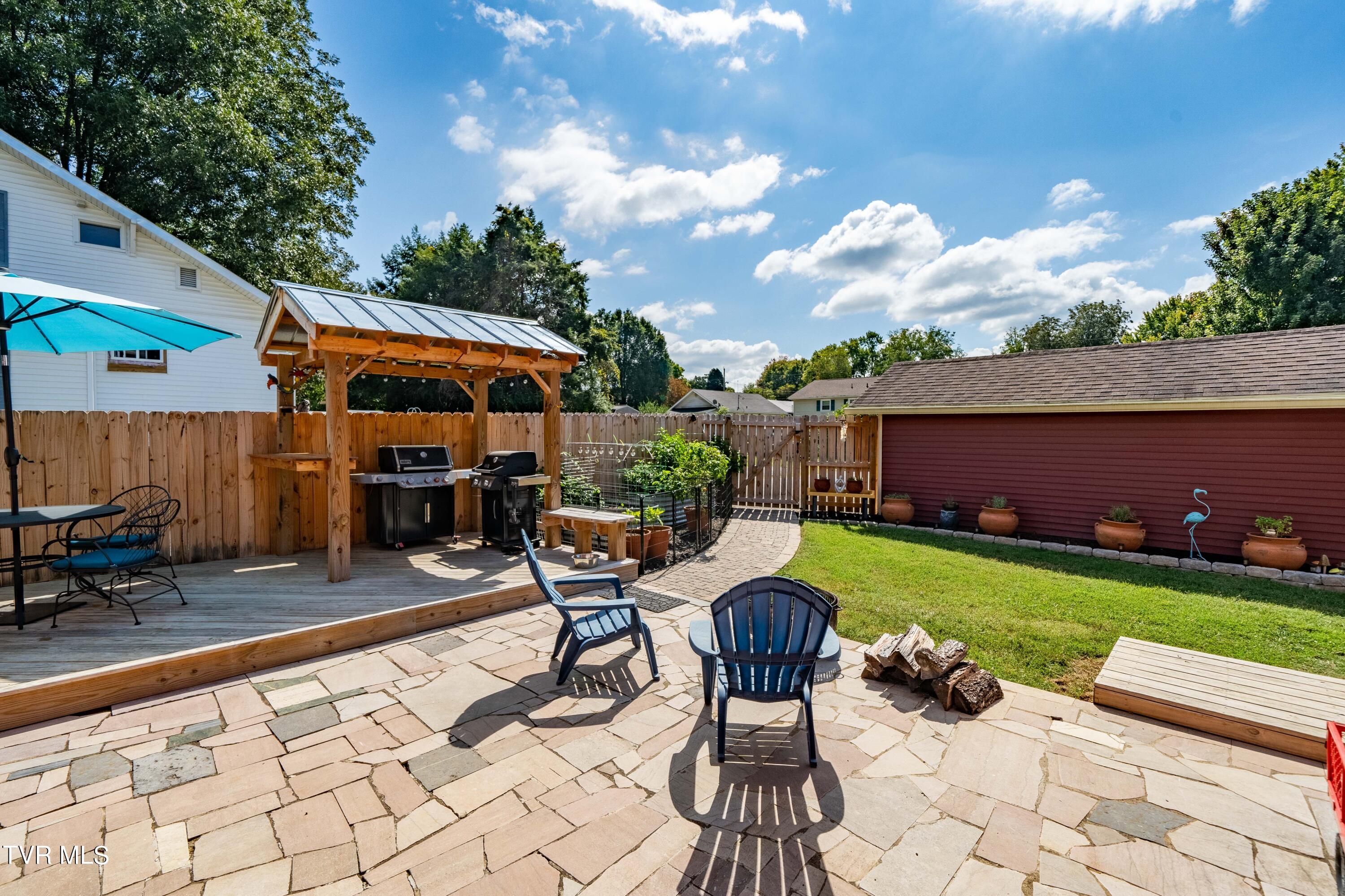 Elizabethton, Tennessee 37643, United States, 3 Bedrooms Bedrooms, ,3 BathroomsBathrooms,Residential,Pending,39218