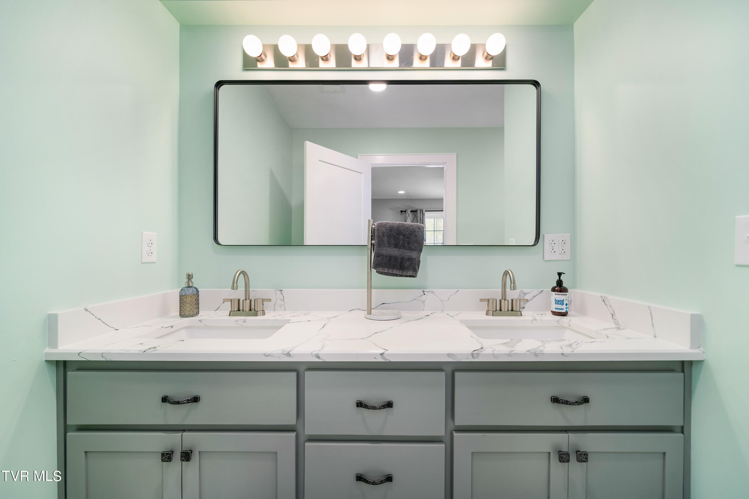 Elizabethton, Tennessee 37643, United States, 3 Bedrooms Bedrooms, ,3 BathroomsBathrooms,Residential,Pending,39218