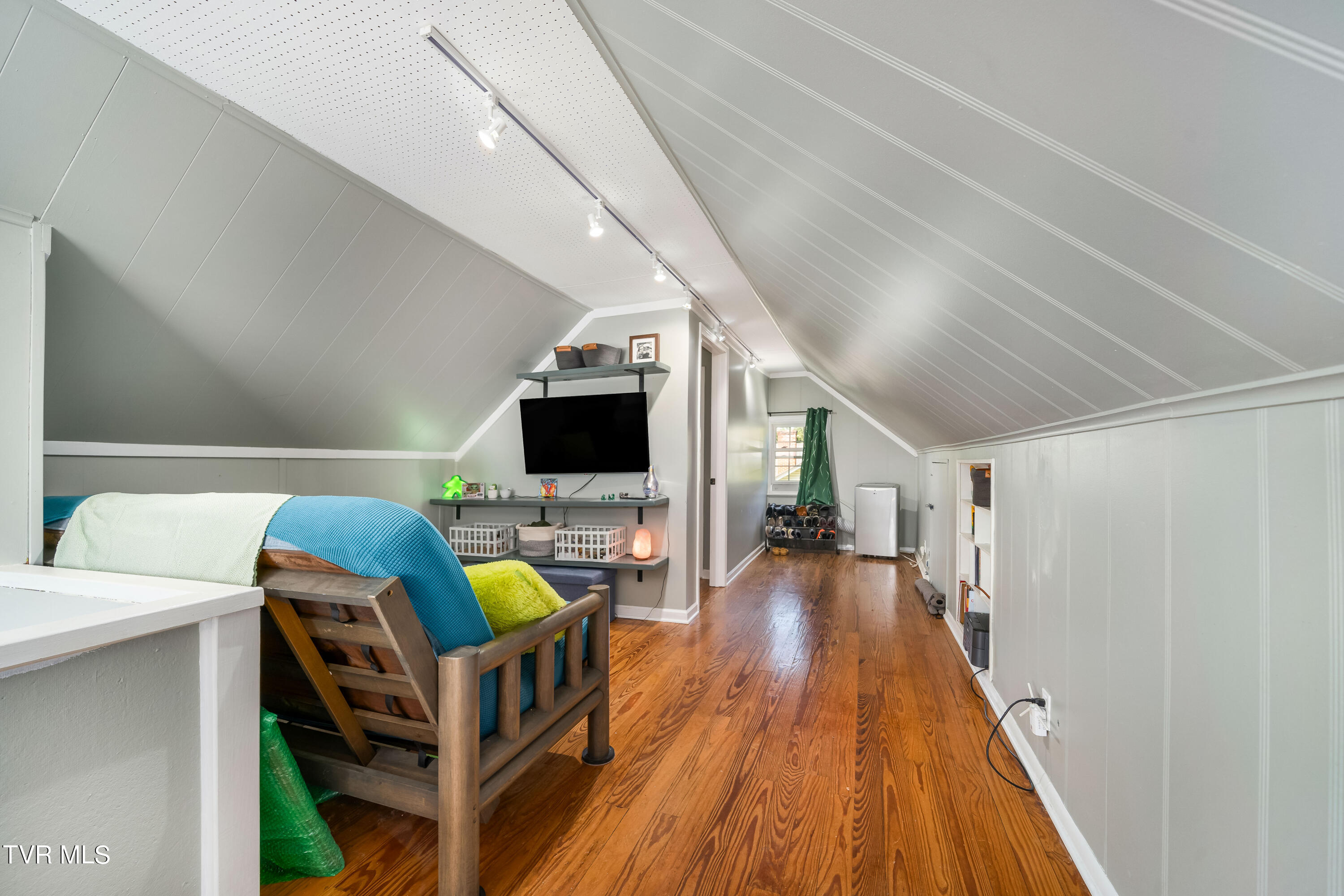 Elizabethton, Tennessee 37643, United States, 3 Bedrooms Bedrooms, ,3 BathroomsBathrooms,Residential,Pending,39218