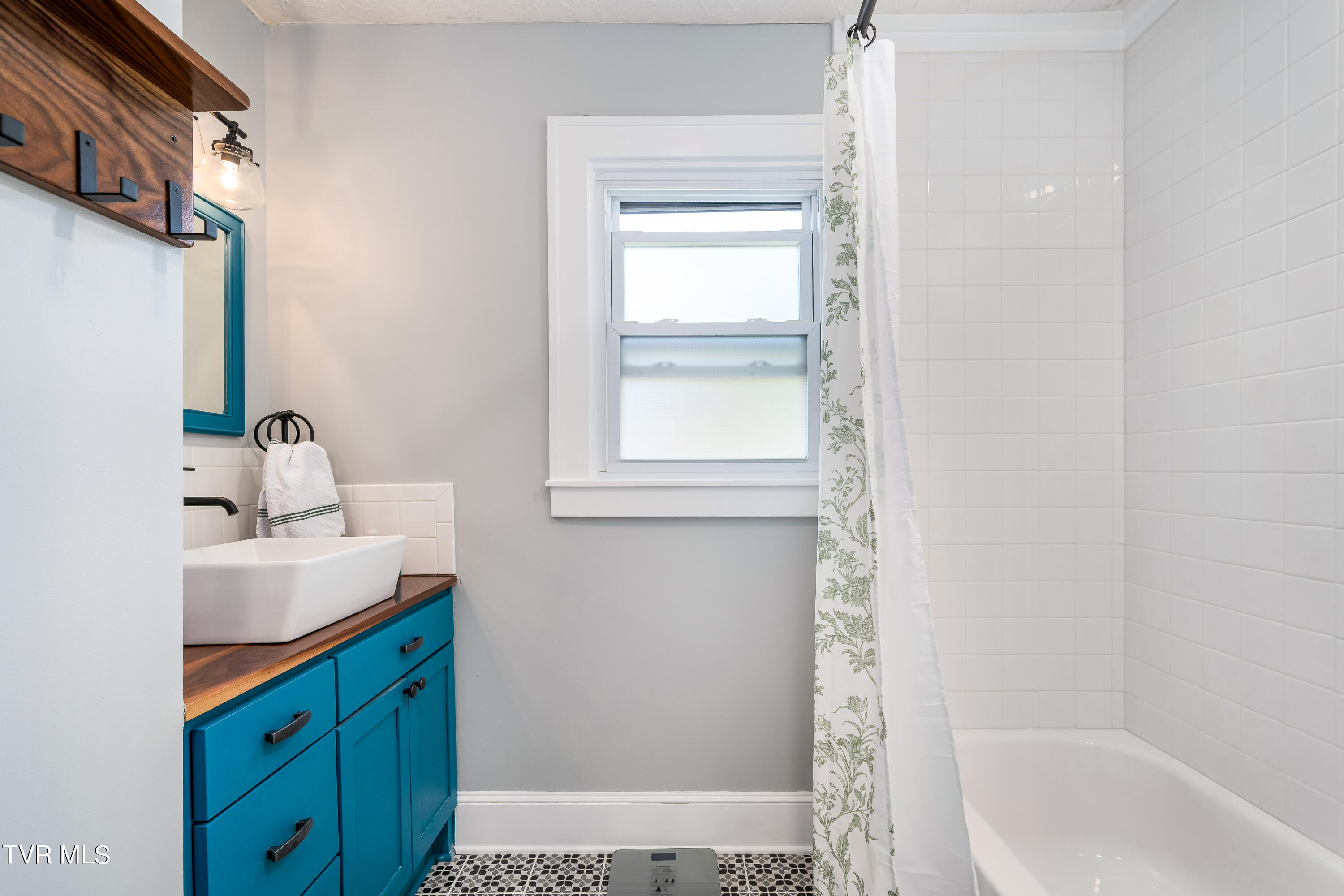 Elizabethton, Tennessee 37643, United States, 3 Bedrooms Bedrooms, ,3 BathroomsBathrooms,Residential,Pending,39218