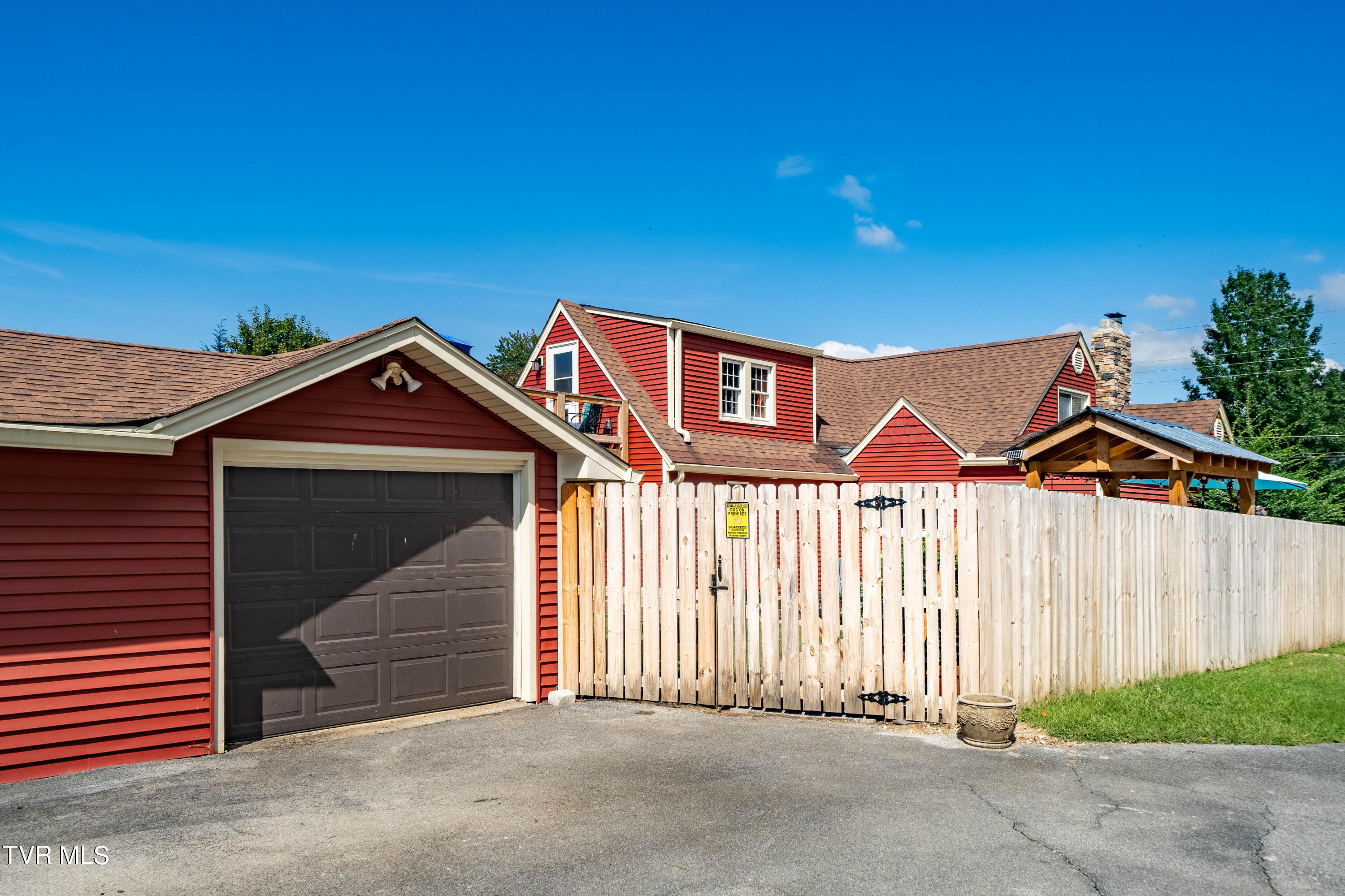 Elizabethton, Tennessee 37643, United States, 3 Bedrooms Bedrooms, ,3 BathroomsBathrooms,Residential,Pending,39218