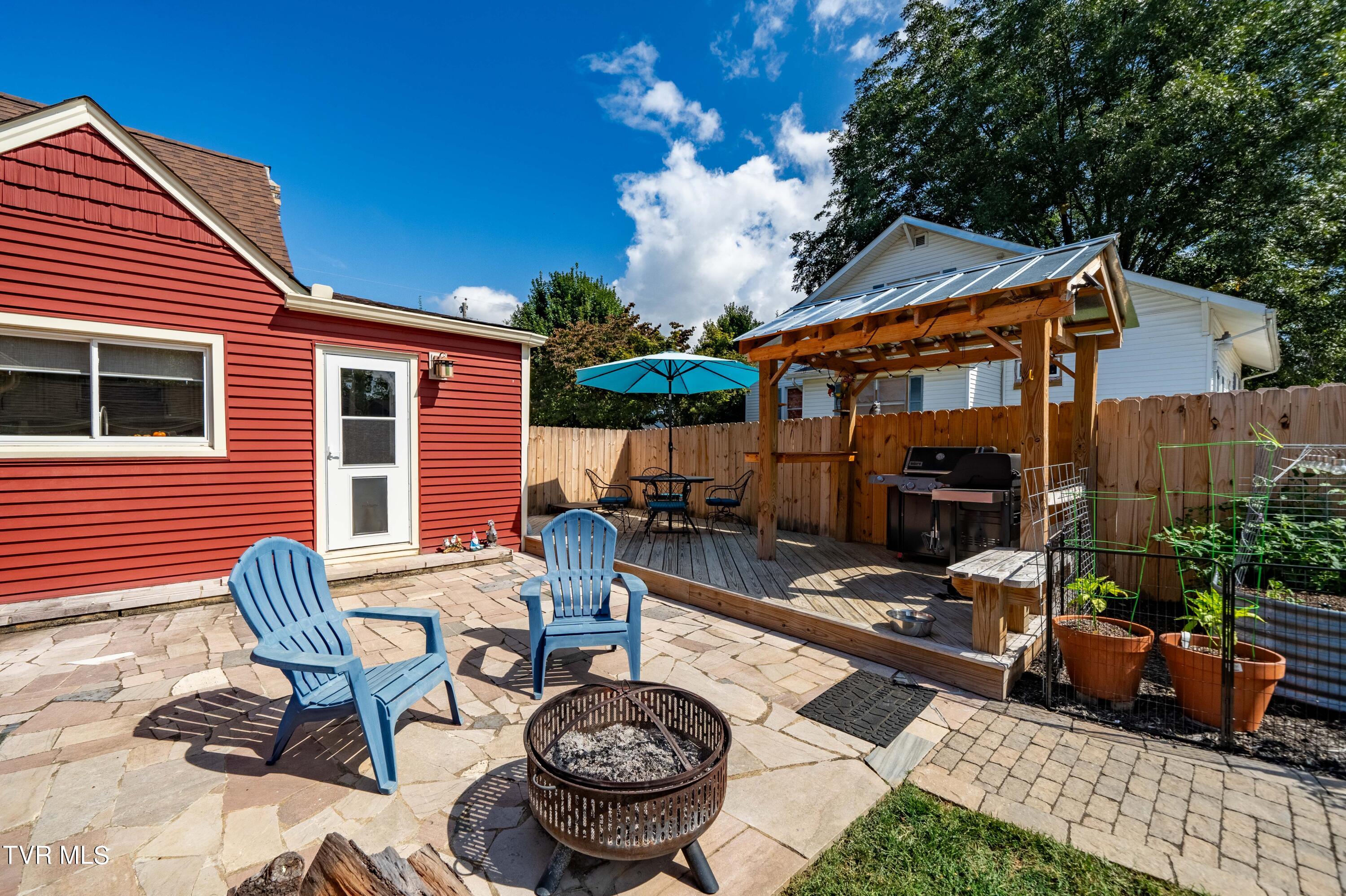 Elizabethton, Tennessee 37643, United States, 3 Bedrooms Bedrooms, ,3 BathroomsBathrooms,Residential,Pending,39218