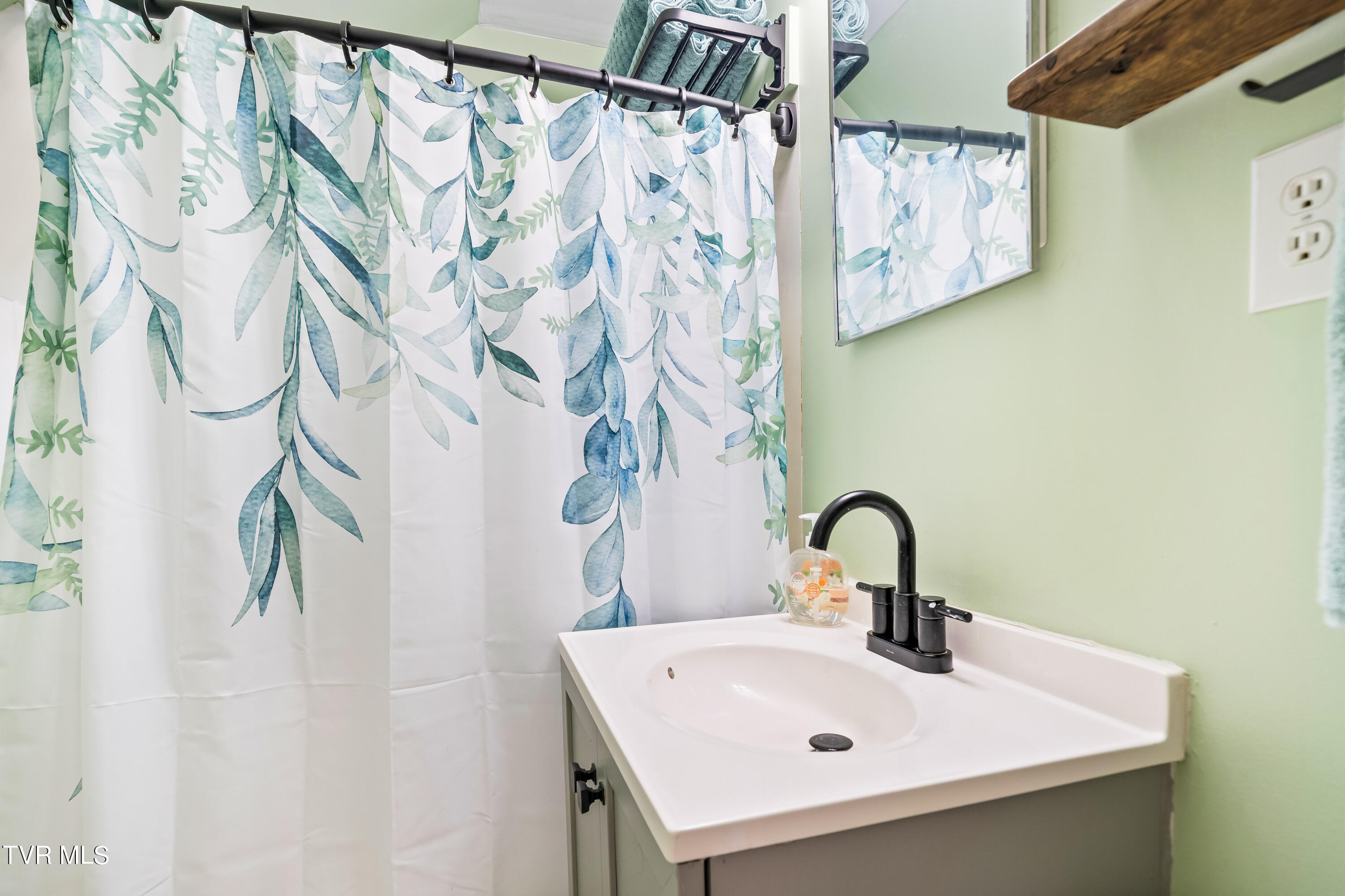 Elizabethton, Tennessee 37643, United States, 3 Bedrooms Bedrooms, ,3 BathroomsBathrooms,Residential,Pending,39218