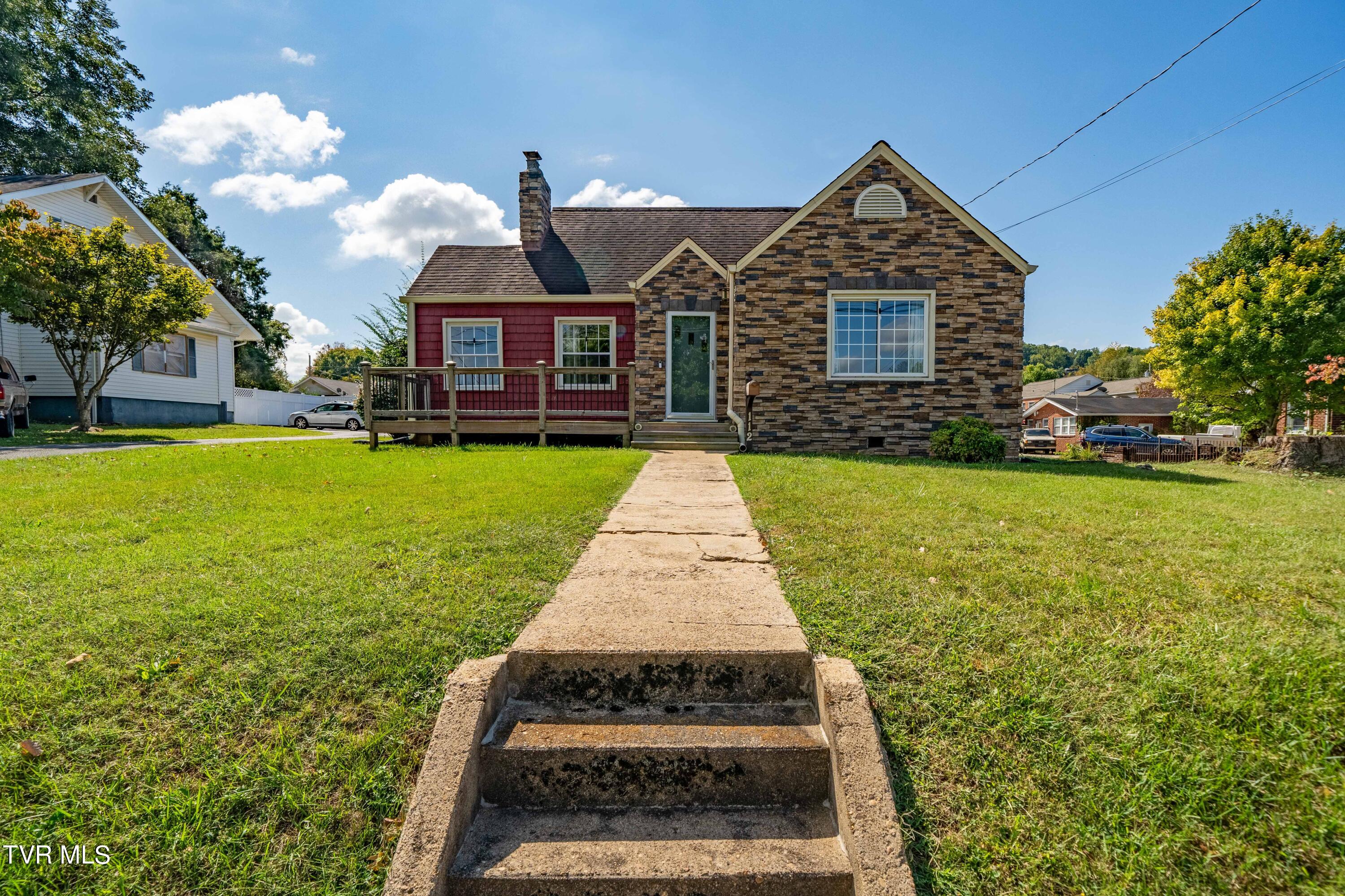 Elizabethton, Tennessee 37643, United States, 3 Bedrooms Bedrooms, ,3 BathroomsBathrooms,Residential,Pending,39218