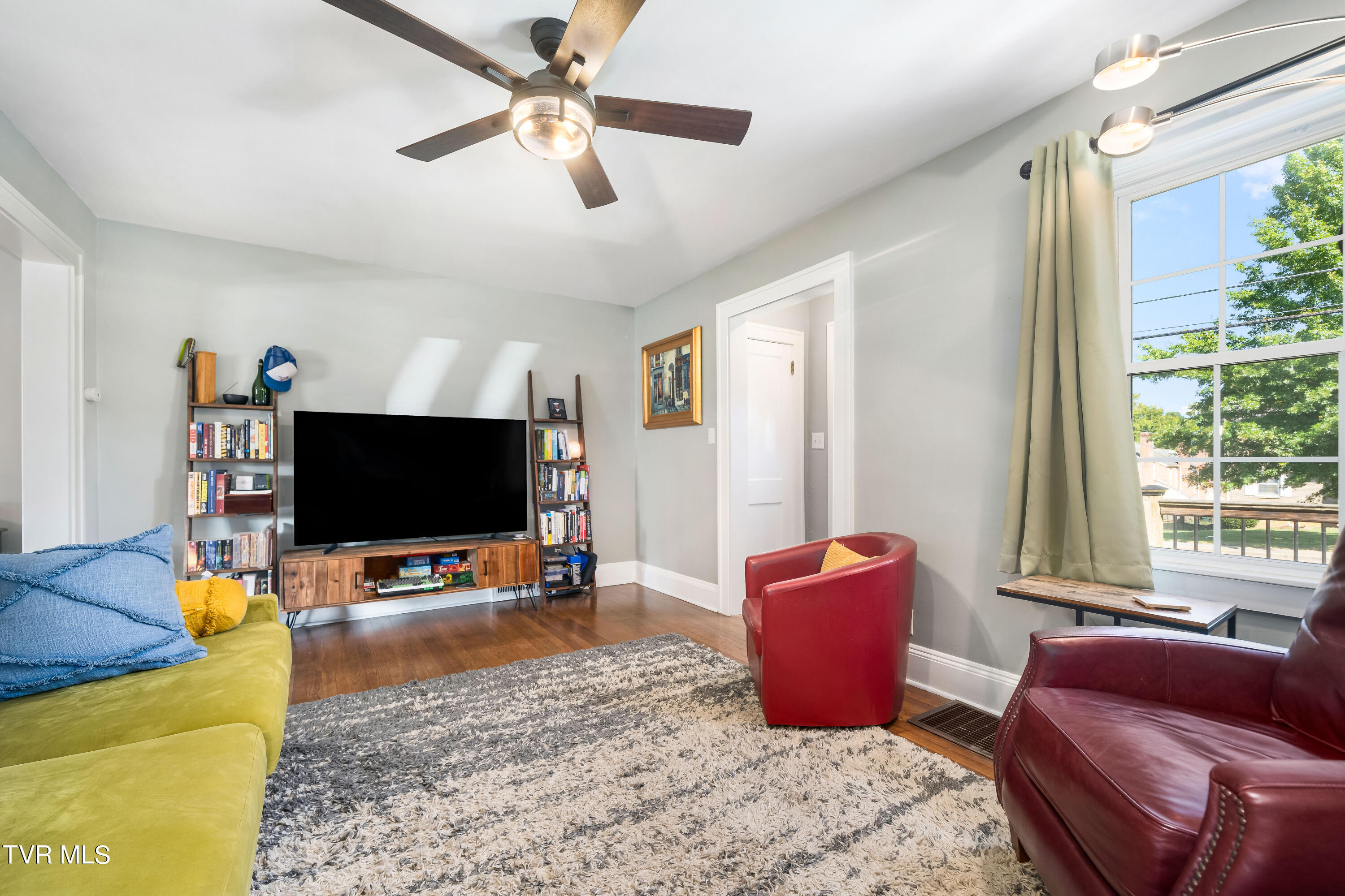 Elizabethton, Tennessee 37643, United States, 3 Bedrooms Bedrooms, ,3 BathroomsBathrooms,Residential,Pending,39218