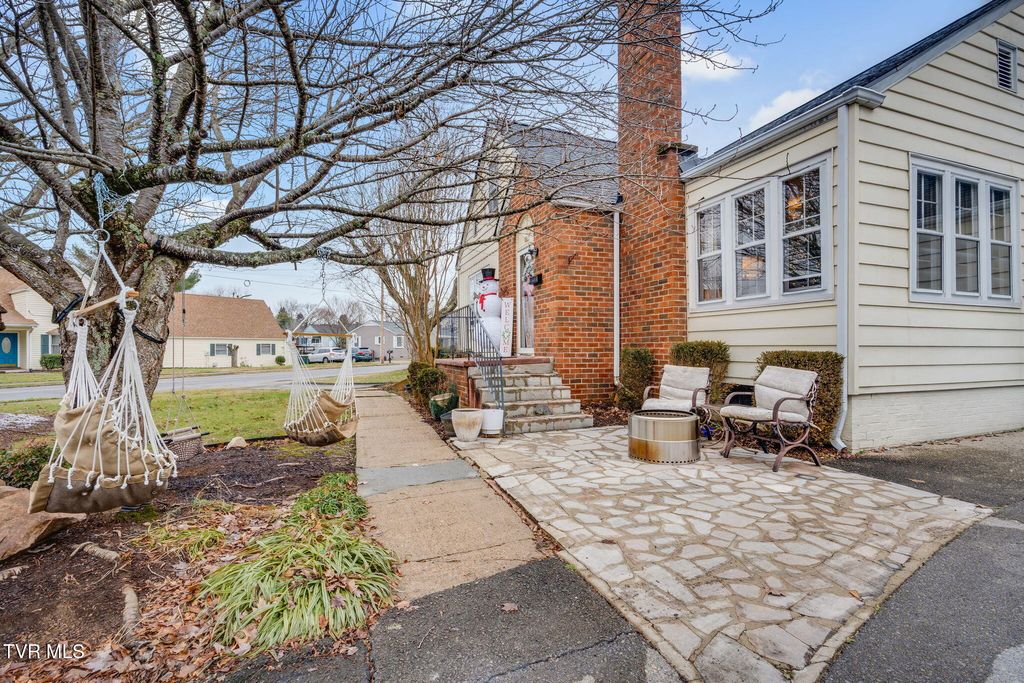 Photo of 235 F Street, Elizabethton, TN 37643 (MLS # 9989236)