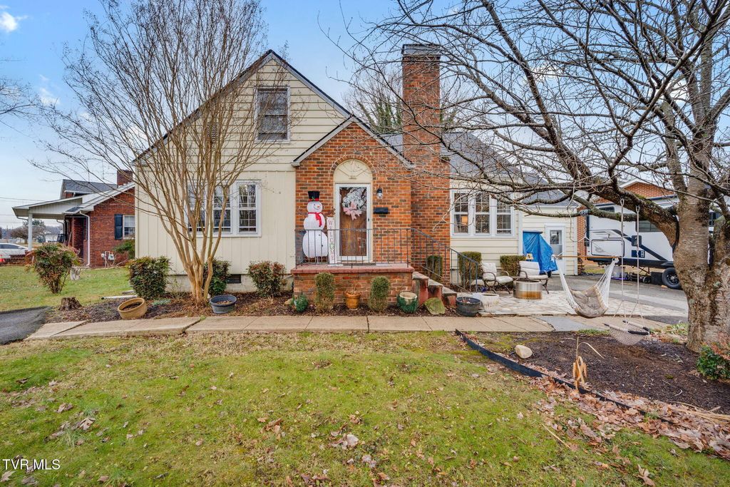 Photo of 235 F Street, Elizabethton, TN 37643 (MLS # 9989236)