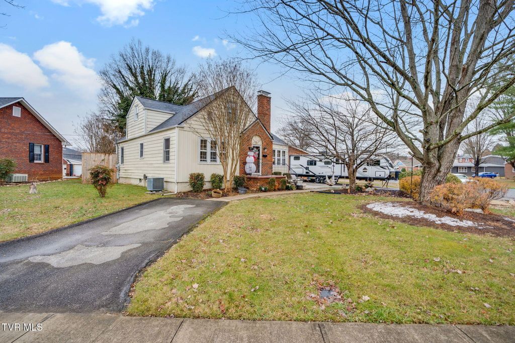 Photo of 235 F Street, Elizabethton, TN 37643 (MLS # 9989236)