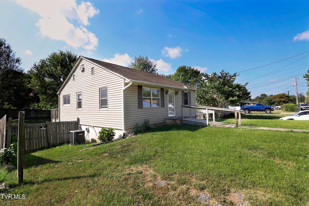 Photo of 516 Brown Avenue, Morristown, TN 37813 (MLS # 10001061)